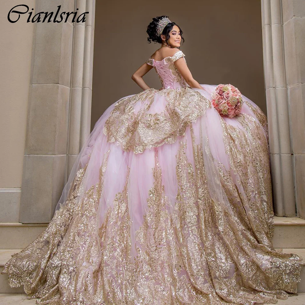 Vestido De princesa rosa con hombros descubiertos, traje De quinceañera con volantes, apliques De lentejuelas doradas, corsé De encaje, 15 Años