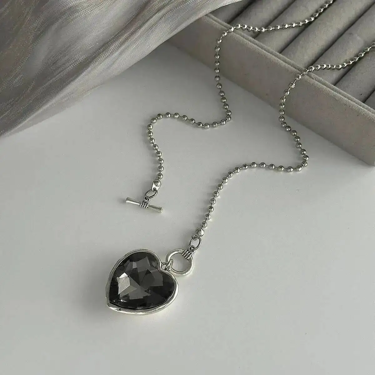 Gargantilla gótica de cristal negro con colgante de corazón de amor para mujer, nueva tendencia 2026, cadena larga Simple para suéter, joyería nupcial