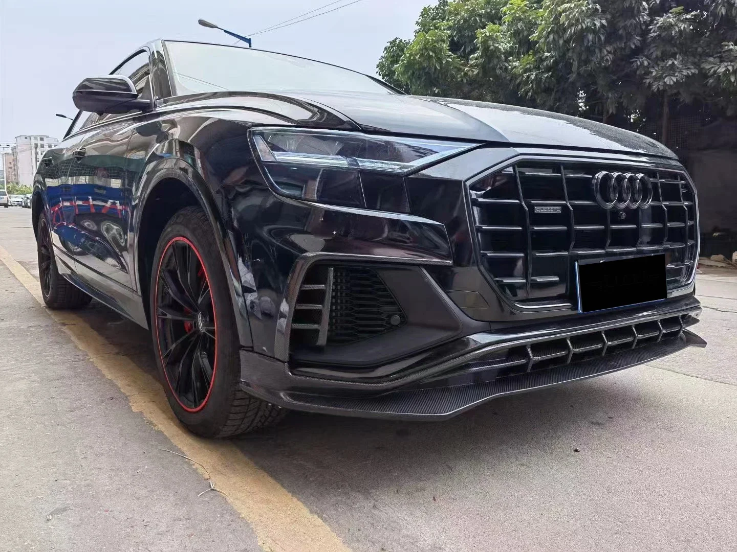 Runde Hot Sales Carbon Fiber Body Kit for Audi Q8 Upgrade AT Style Front Lip Top Wing Rear Diffuser Tuyere Exhaust Tipe