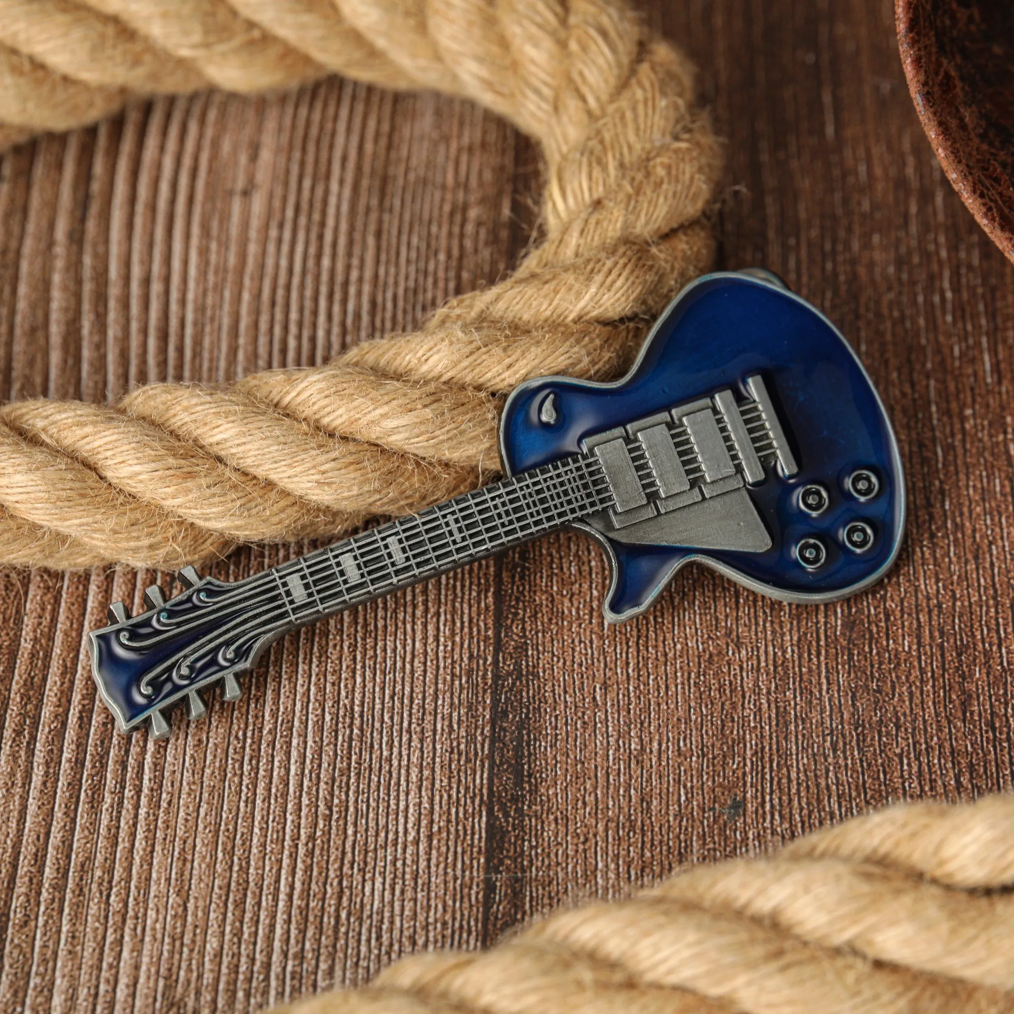 1 oil-dripping guitar clasp, a unique and versatile Western men's novel belt buckle Halloween gift