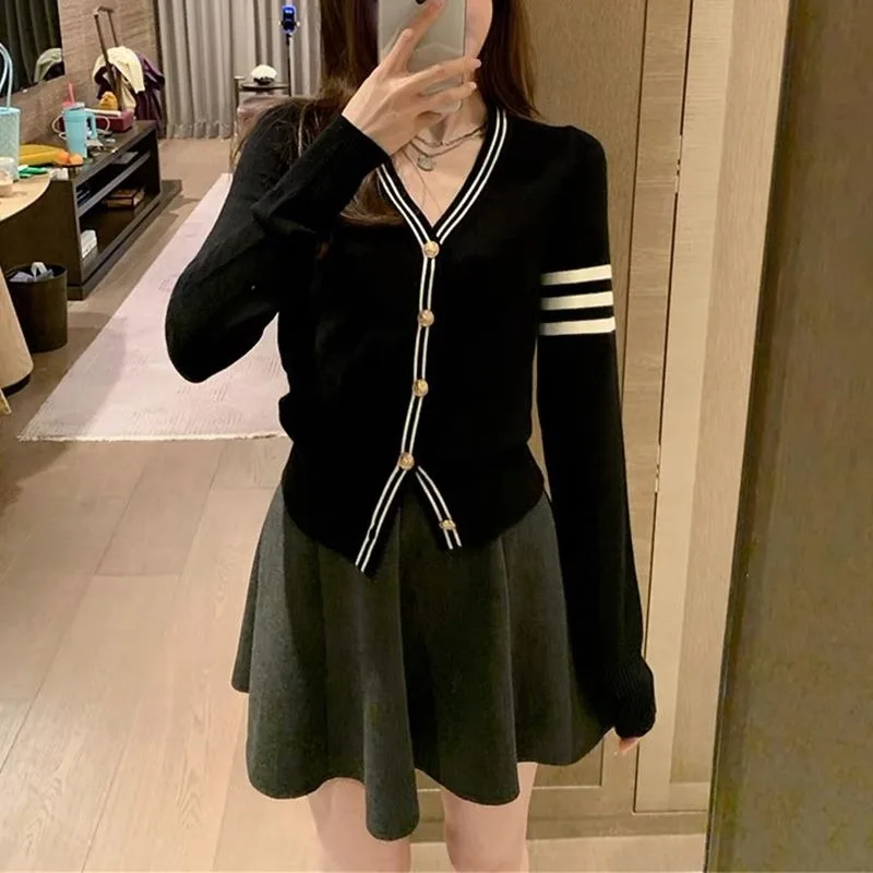 Kardigan Rajut Dasar Pakaian Musim Gugur Korea Atasan Wanita Putih Pakaian Musim Gugur Hitam Lengan Panjang Rajutan Slim Fit Mantel Sederhana Wanita