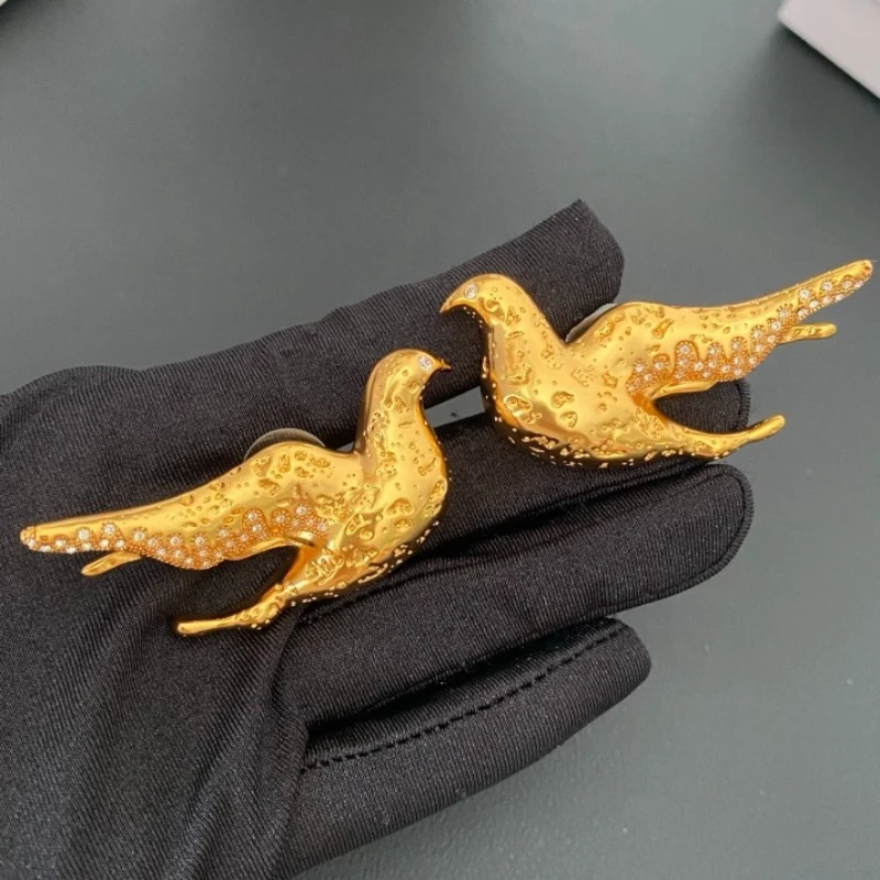 

Europe Classic Brass Gold Plated Pigeon Crystal Earrings Woman Vintage Jewelry Trend
