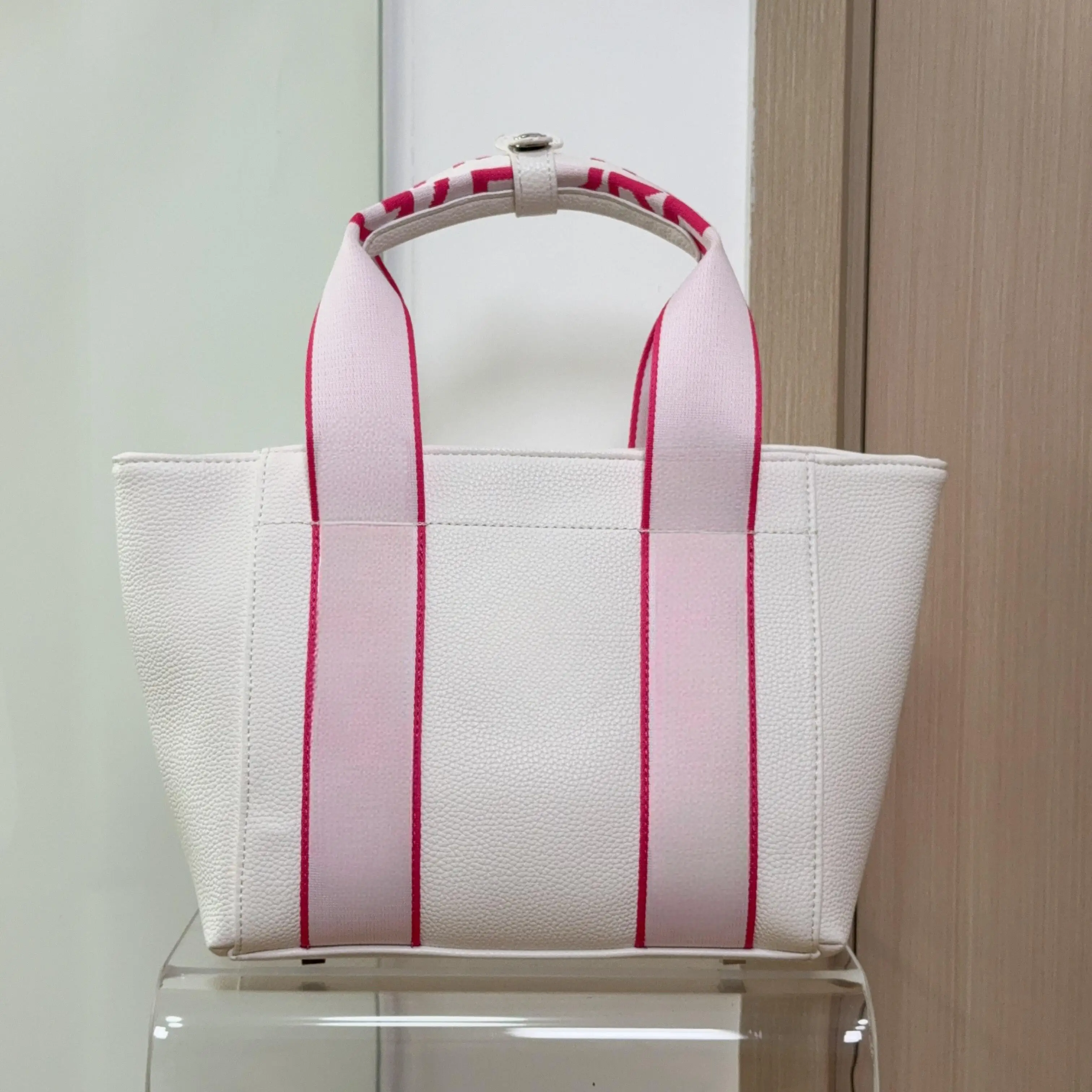 

Водонепроницаемая сумка для гольфа для женщин – большая вместимость, трансформируется в сумку для ношения в руке/на плече/через плечо, прочная и стильная.