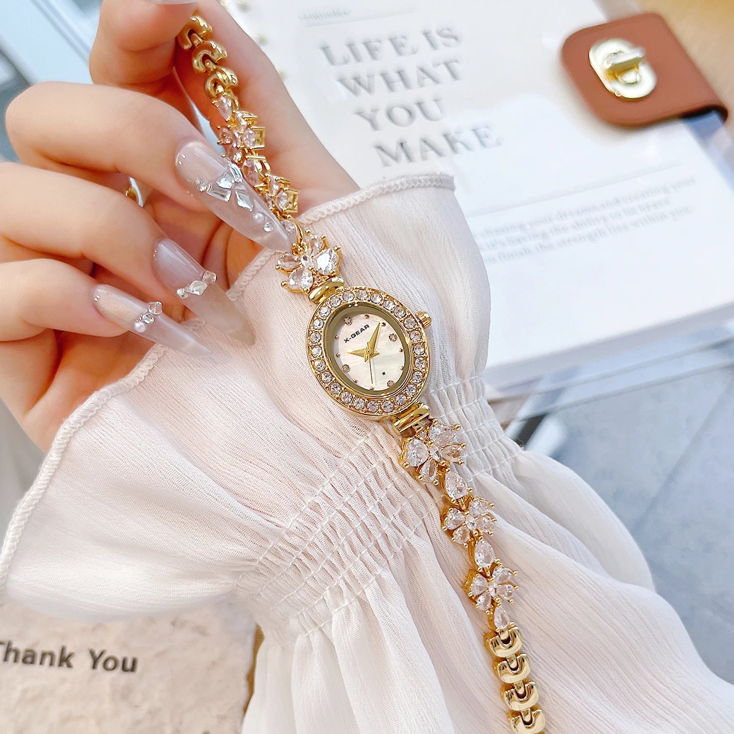 Orologio al quarzo da donna 2025 – Bracciale delicato alla moda con cinturino a farfalla, quadrante in madreperla con lussuosi strass