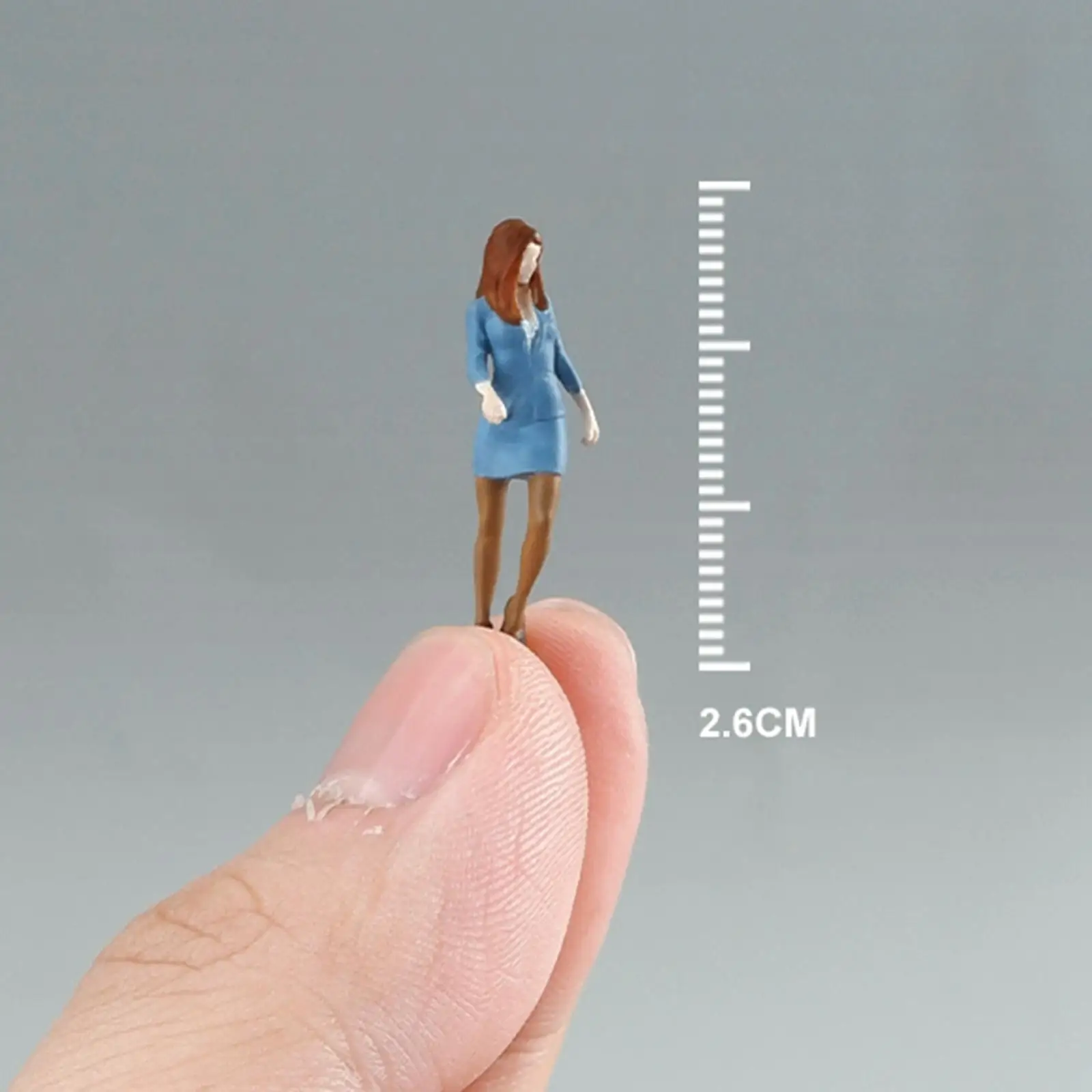 Figuras de menina em escala 1:64 com mala, figuras colecionáveis de pessoas, layout para jardim de fadas, cena em miniatura, trem, mesa de areia