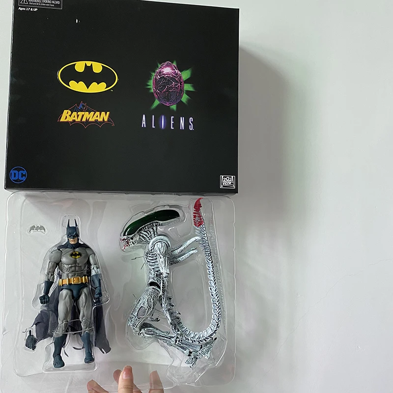 2 sztuk Anime Batman Superman VS Alien Xenomorph NYCC figurka NECA Supermen Batman rysunek zabawki-modele do kolekcjonowania prezenty