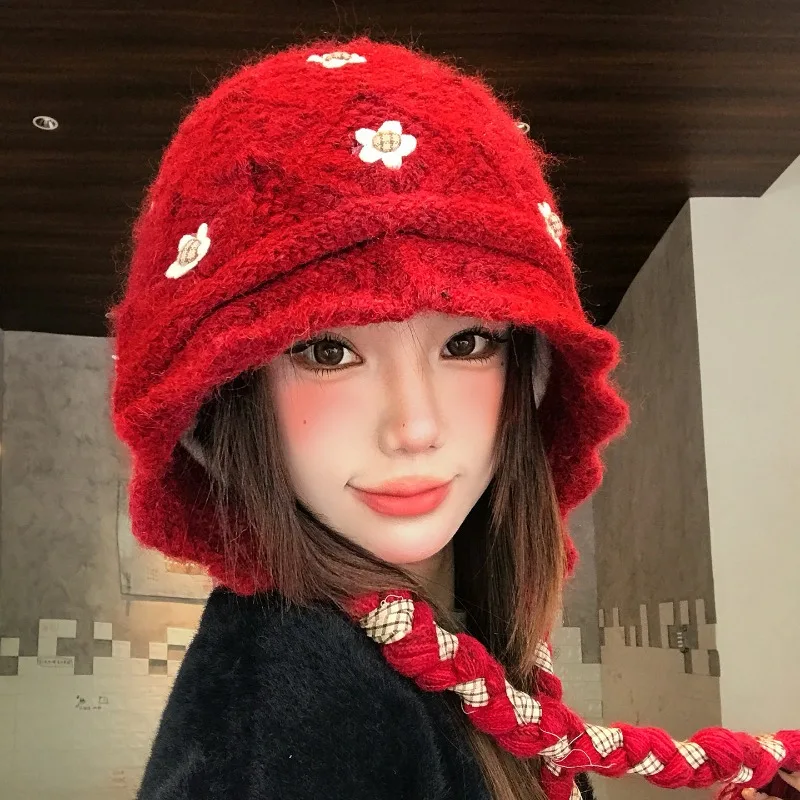 Koreanische gestrickte Blumenmütze, süß und niedlich, warme Fliegermütze, vielseitige Wintermütze mit Zopf und Quaste, gebundene Ohrenschutz-Beanie-Mütze – Detail 1
