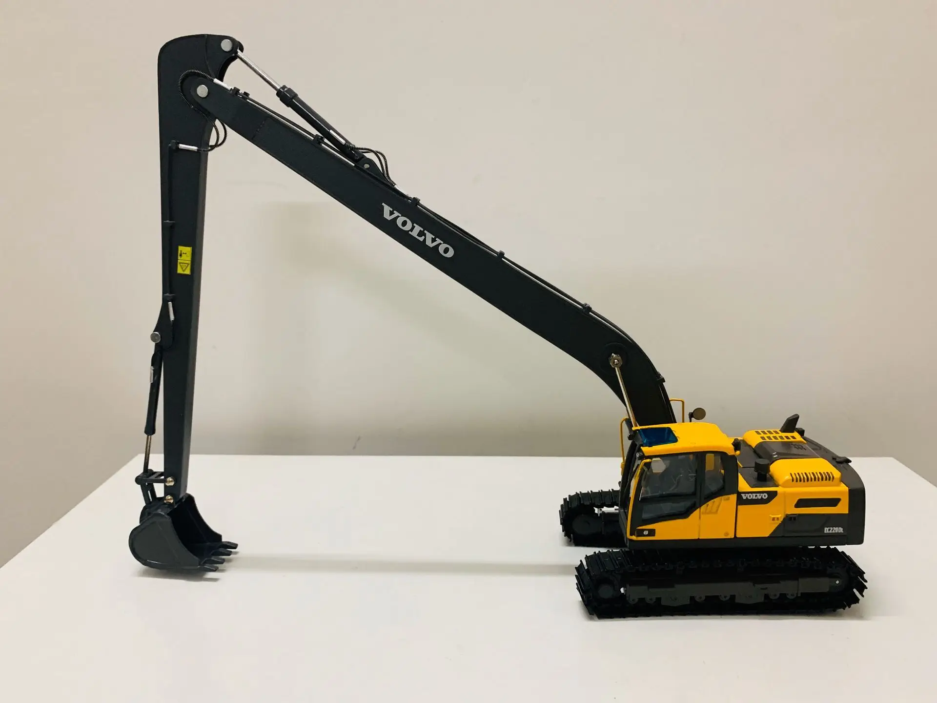 

EC220D Long Reach Crawler Excavator Metal Tracks 1/50 Scale DieCast Model