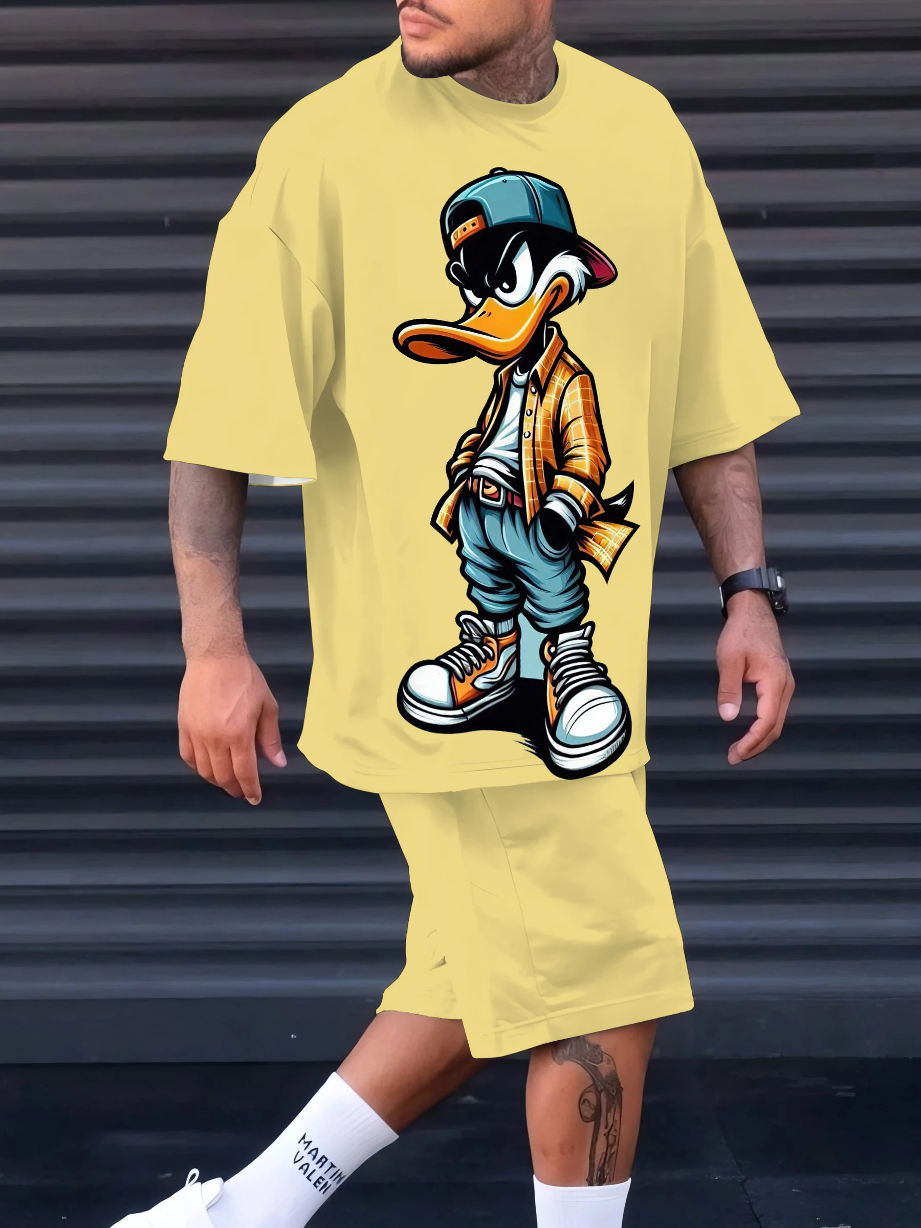 Il nuovo abito da uomo dell'estate 2025 presenta un interessante abbigliamento da uomo in poliestere casual e alla moda con stampa di anatre dei cartoni animati