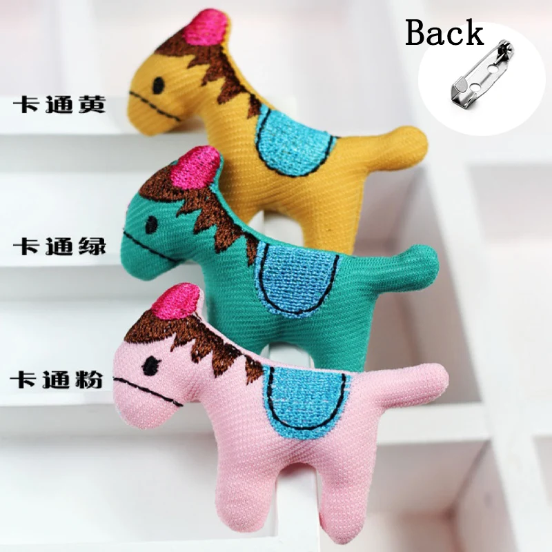 

4.5*6CM Cute Plush Tiny Horse Brooch Women Girls Fluffy Fabrics Hobbyhorse Pins On Bags Cloth Female Wedding Party Kids Gift