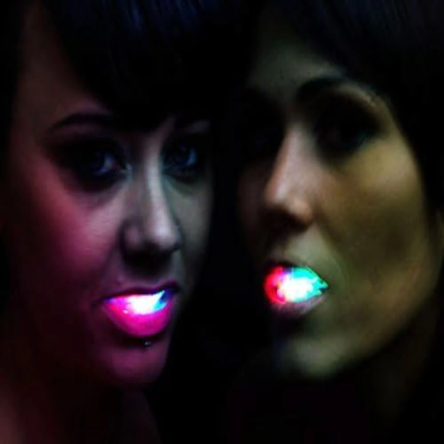 مجموعة واقي الفم LED اللامعة والملونة - تجلب متعة وإثارة لحفلات الهذيان والمناسبات الليلية. تضيء ابتسامتك مع