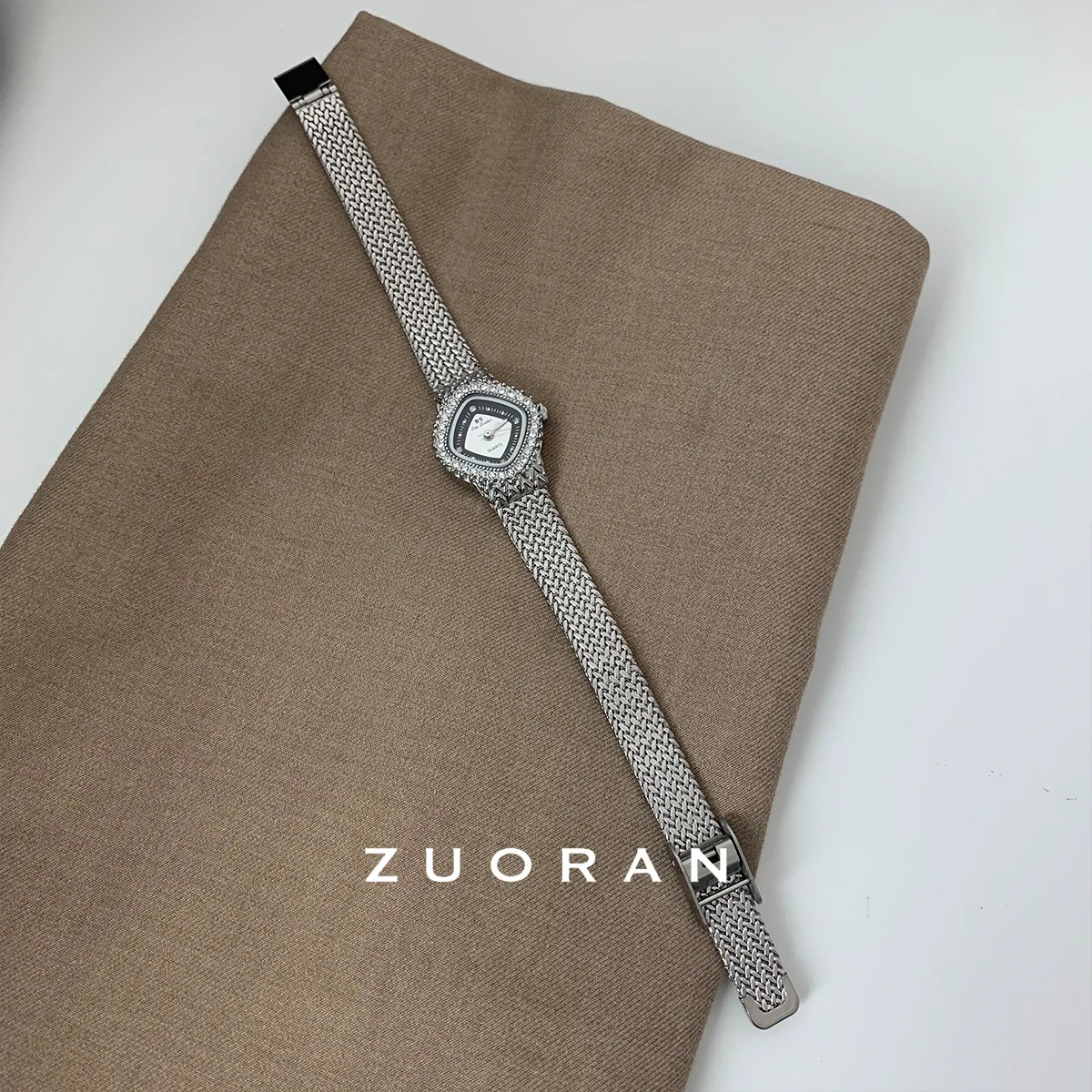 ساعة نسائية أنيقة ومتطورة بتصميم ماسي فضي وأسود. هدية عيد ميلاد مثالية للنساء. #4