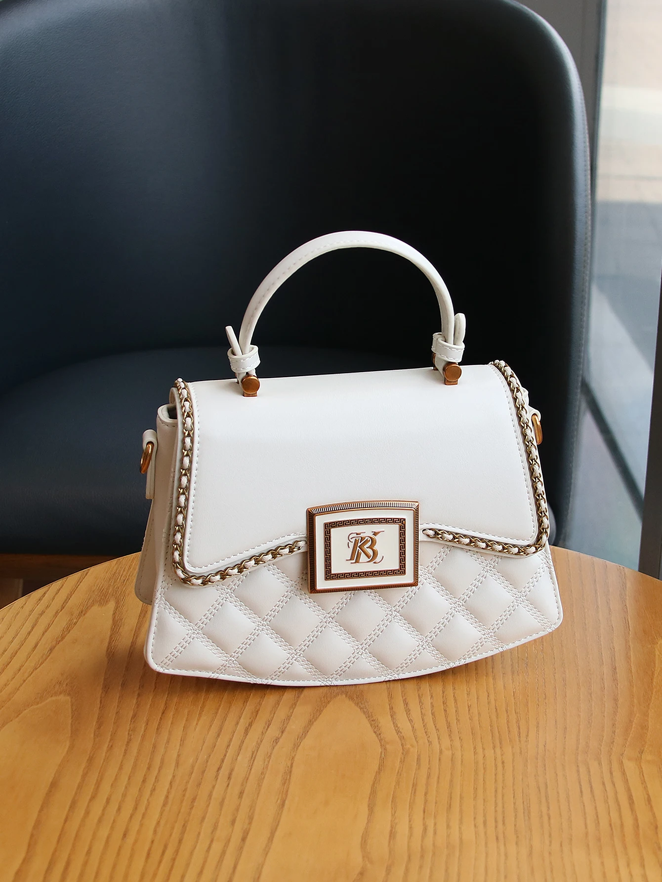 

Fashion and elegance 2025 trend new exquisite luxury handbag heavy industry hardware design advanced texture rhombic embroidery