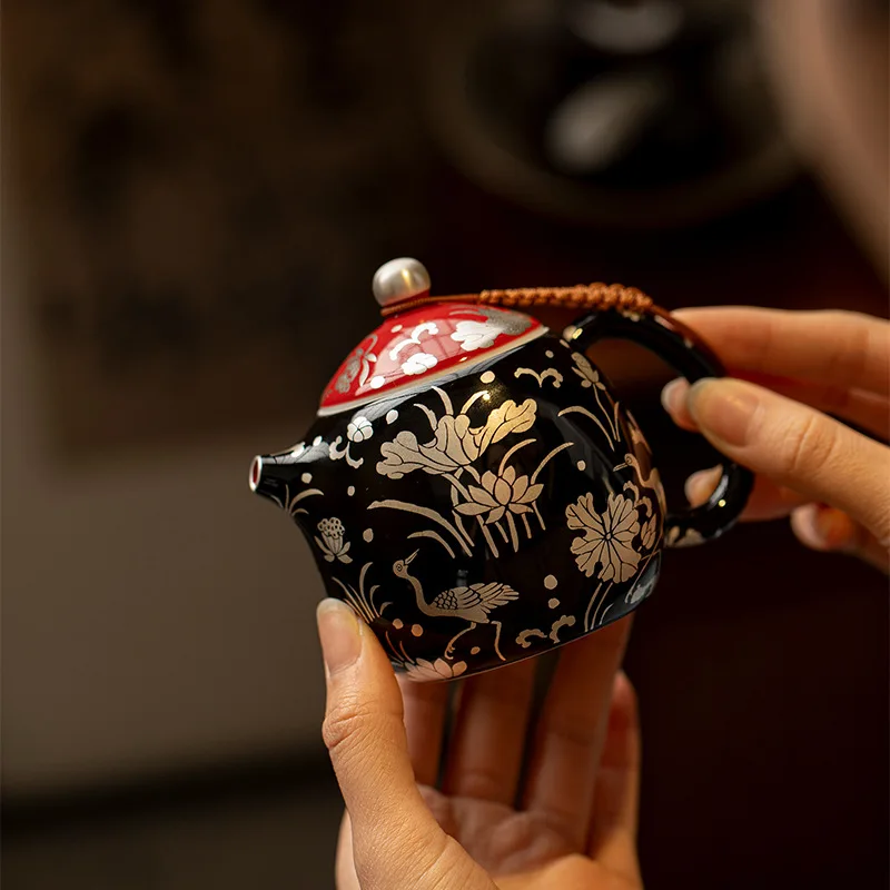 

Керамический горшок для эскизов с черным глазурованным серебряным узором, чайный сервиз кунг-фу, бытовой фильтр с шариковым отверстием, чайник A Heron Lotus Life Dragon Dan Pot