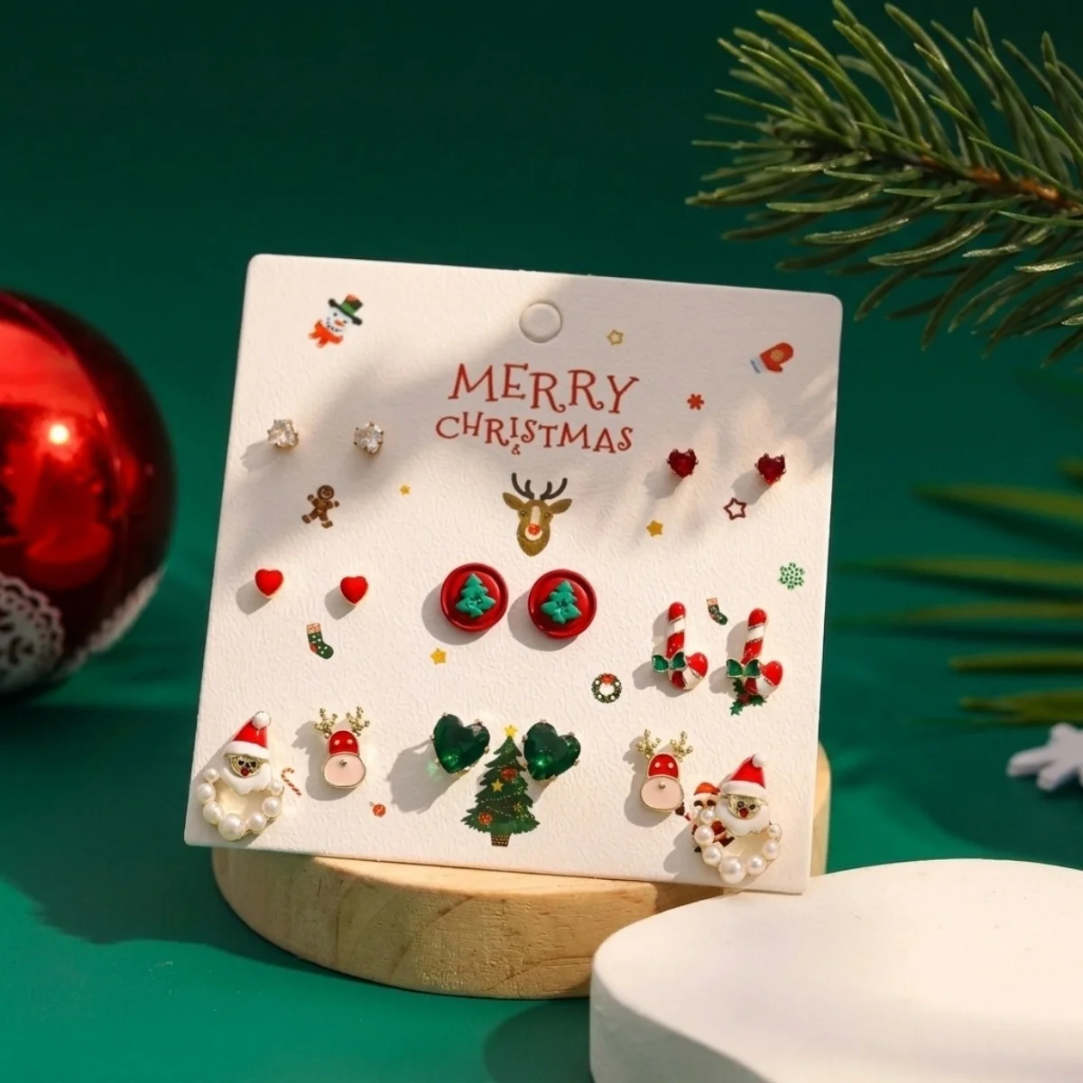 6/8 Paar kleine Ohrstecker mit Weihnachtsbaum-, Weihnachtsmann-, Hirsch-, Zuckerstangen- und Herz-Motiven für Damen, schöne Stern-, Schleifen- und Glocken-Ohrringe, Partyschmuck – Detail 19