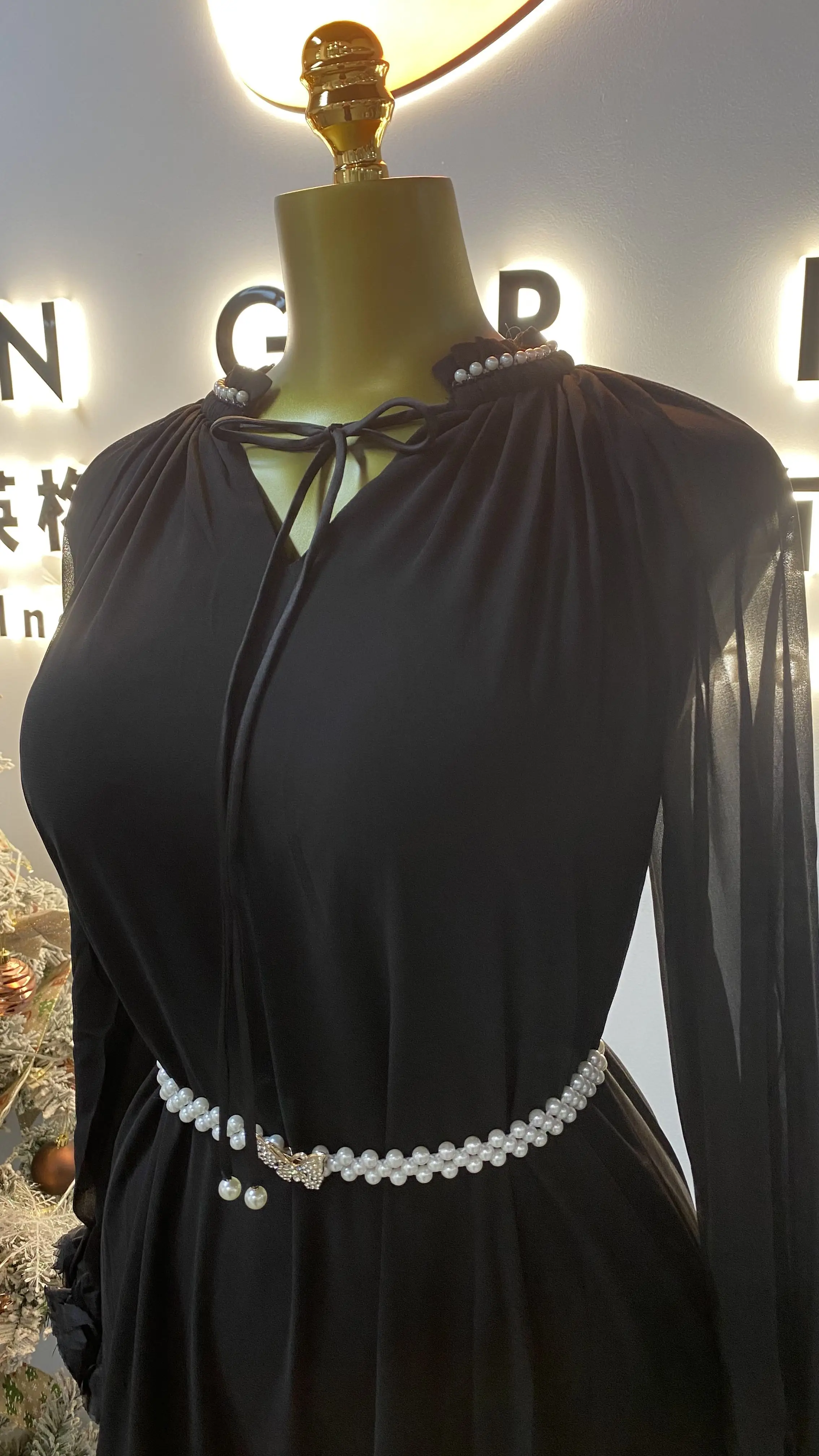 مجموعة خريف 2025: أنيقة، كاجوال، فضفاضة، رقبة على شكل حرف V طويلة مع زينة زهور ثلاثية الأبعاد وديكور.-GZXX072