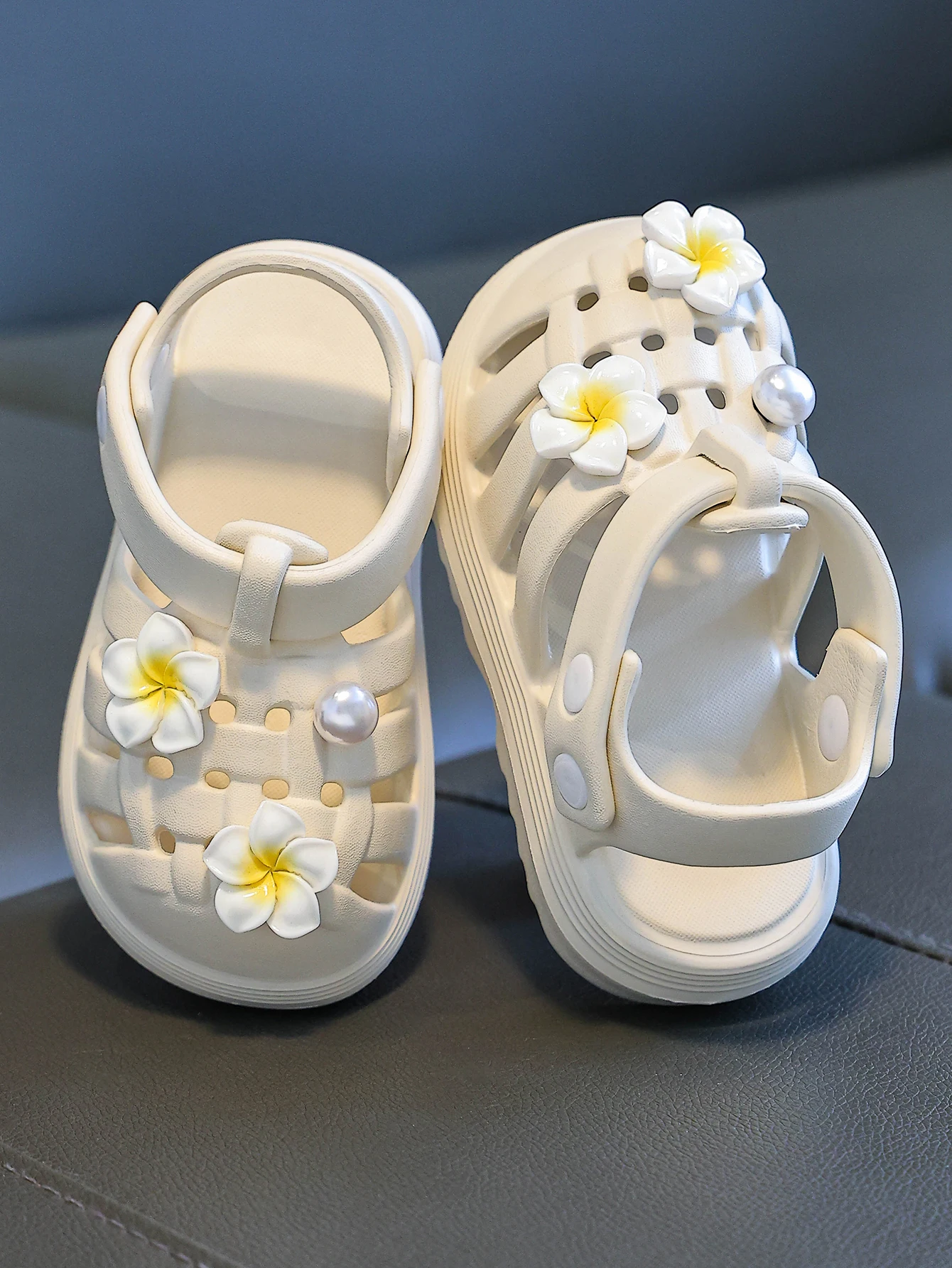 

Children's sandals, summer new cartoon cute flower hole shoes, fashionable home shoes, boys and girls' student toe cap sandals