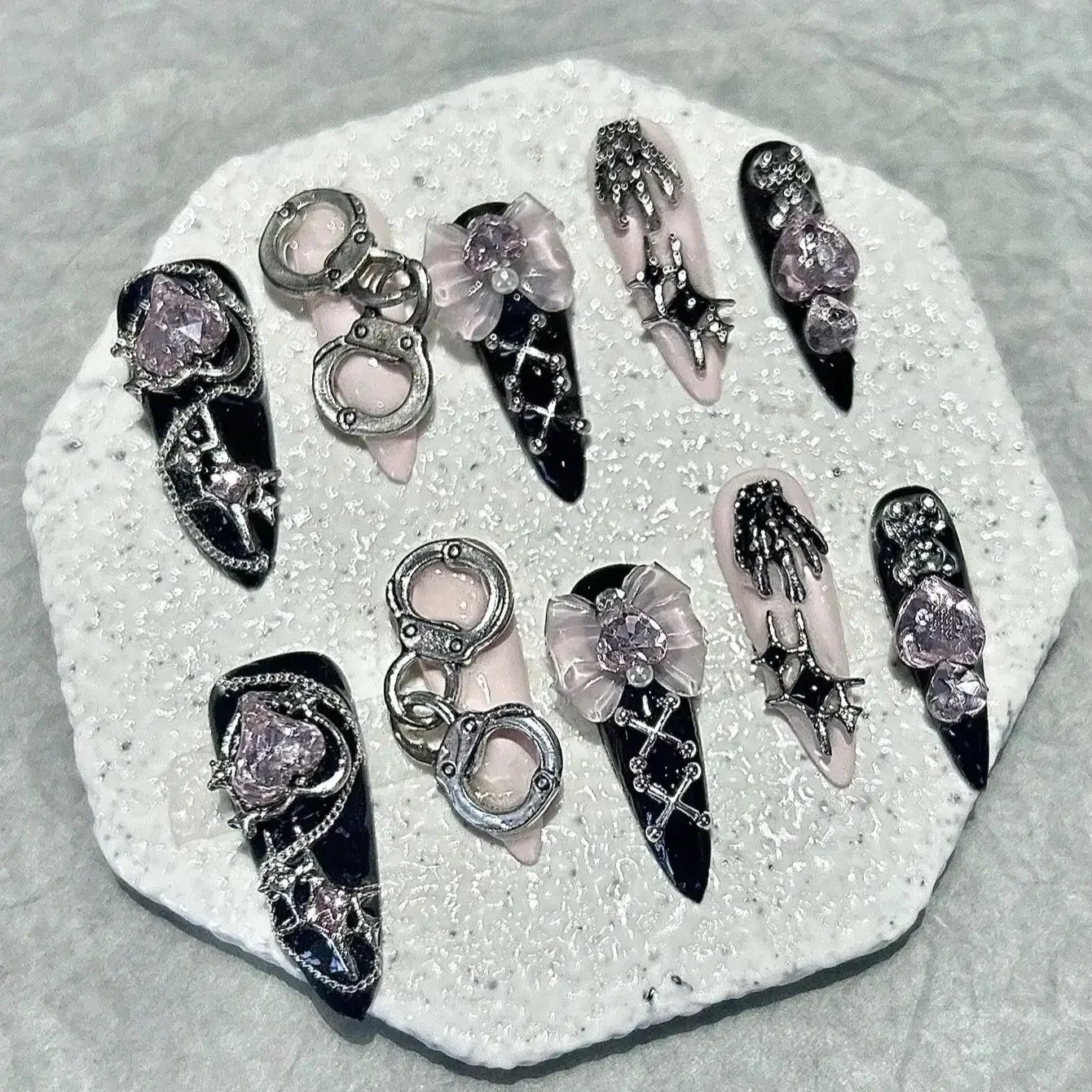 10 قطعة الأظافر اليدوية أسود وردي طويل أشار الأظافر كاذبة Y2K الحلو كول اليدوية يمكن ارتداؤها الأظافر الوردي الماس الدب القوس رسومات أظافر