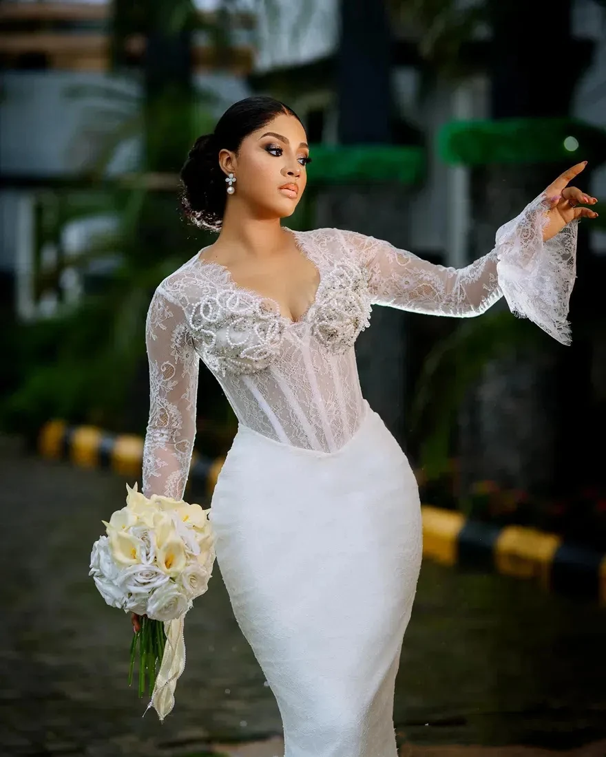 Abito da sposa africano nero con scollo a V a sirena bianca di lusso elegante personalizzato con applicazioni in pizzo a maniche lunghe con perline di cristallo