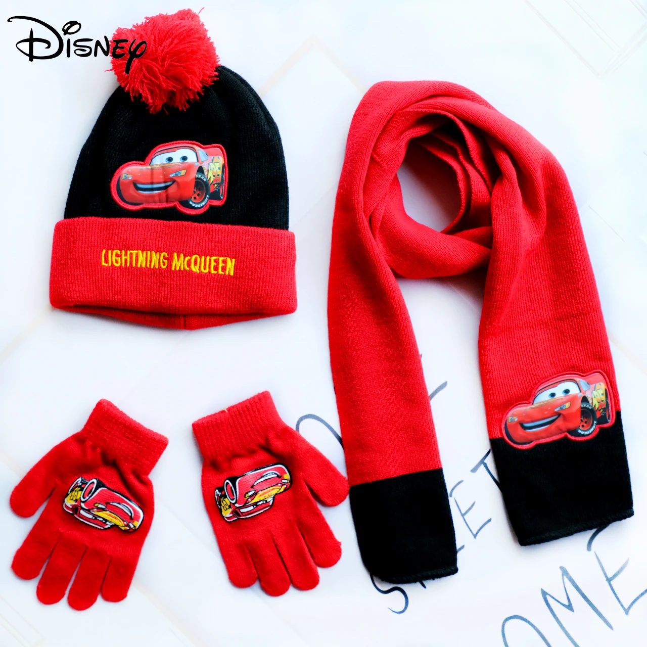 Disney nuevo Otoño Invierno lindo niños rojo negro coche McQueen bufanda de dibujos animados sombrero guante de tres piezas cálido niño niña sombrero