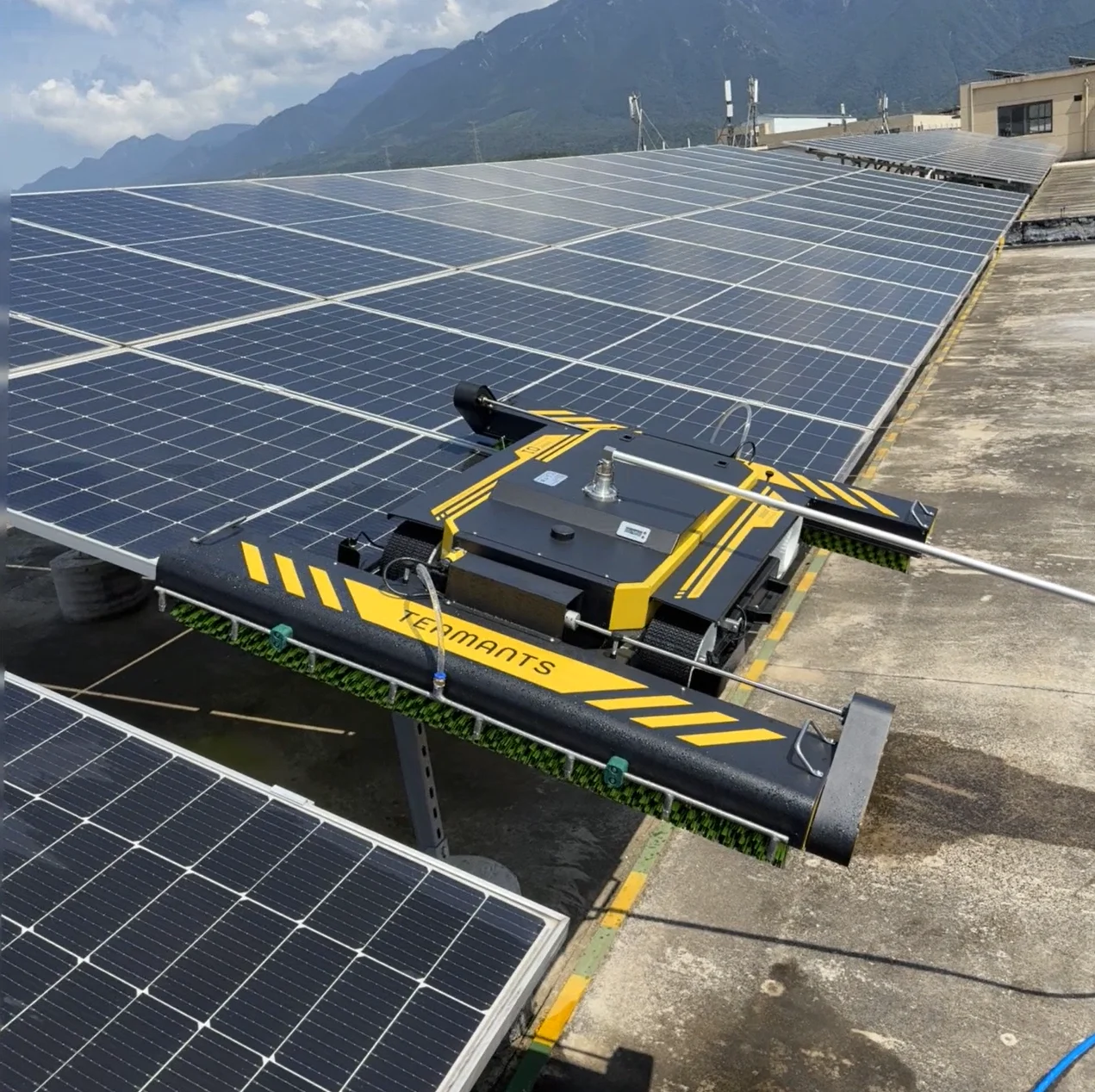 2025 New Design Teamants TAR01 ISO Verified Automatic Solar Panels Cleaning System Equipment