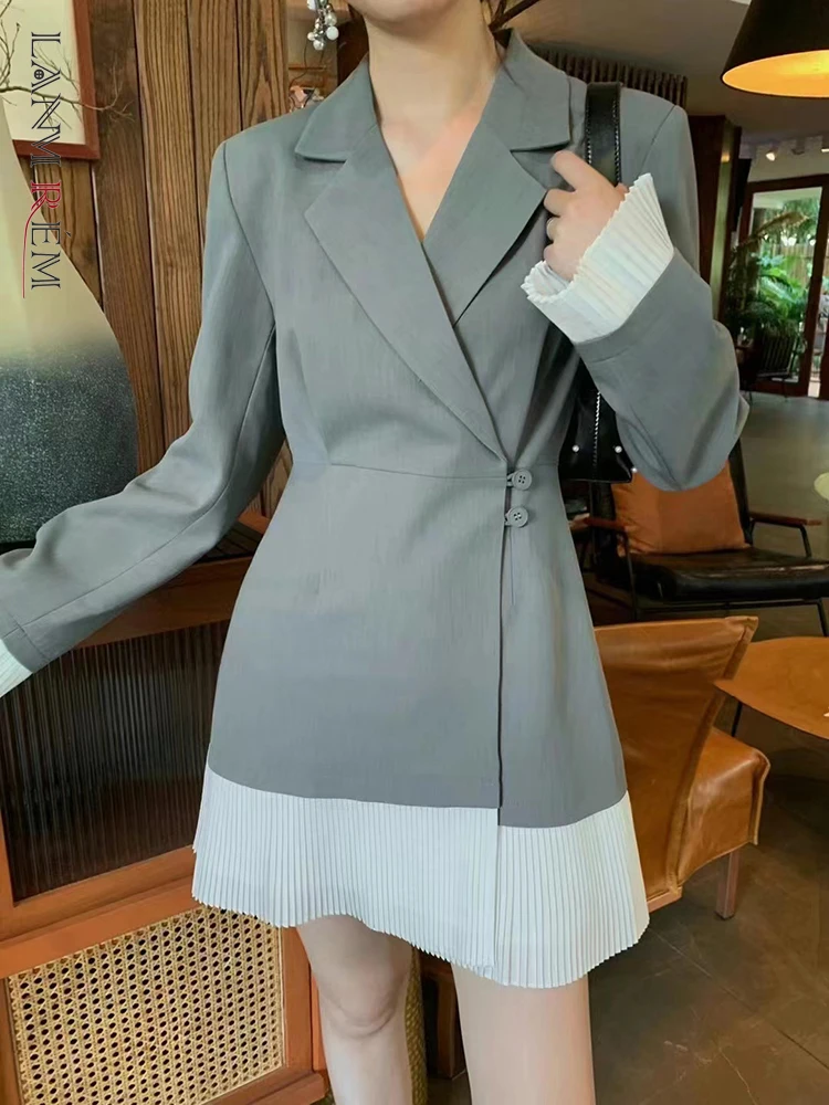 [LANMREM] Asymmetric Button Ruffles Design Gathered Waist Blazers Women Contrast Color Mid-length Coats 2024 Summer New 26D8874