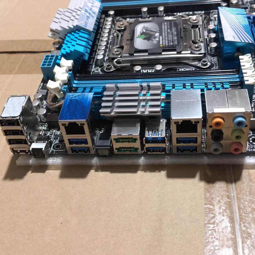 Four-channel motherboard LGA2011 i7 DDR3 P9X79 Deluxe