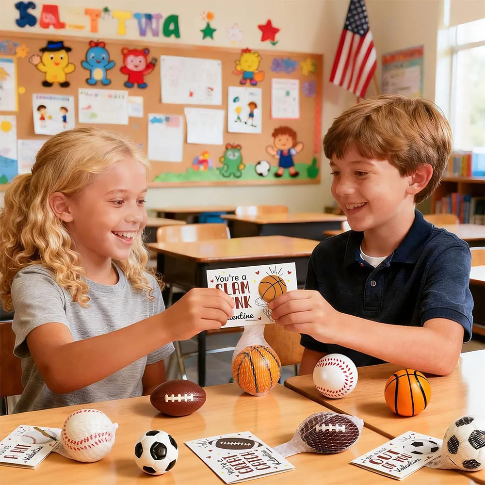 ลูกบอลบีบคลายเครียด 24 ลูก พร้อมการ์ดวันวาเลนไทน์ ลายฟุตบอล เบสบอล รักบี้ และบาสเก็ตบอล สำหรับแจกในห้องเรียน งานปาร์ตี้ หรือของชำร่วย