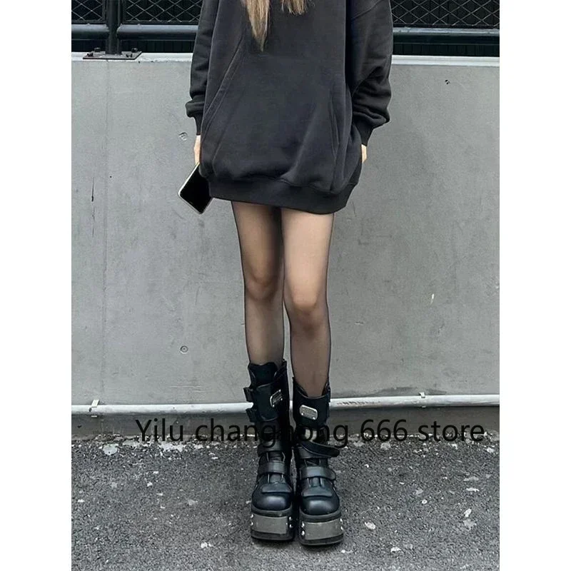 

2025 Новейшие лоскутные ботинки с металлическими украшениями до середины икры, милые женские ботинки с круглым носком на липучке и массивном каблуке, модные повседневные ботинки