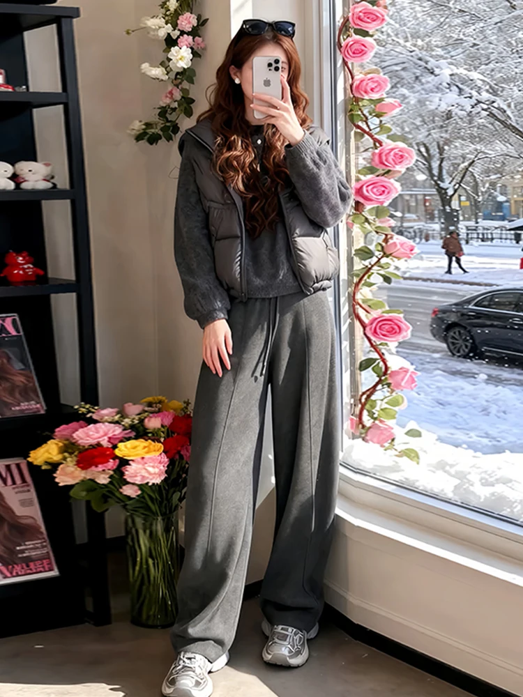 

Повседневный универсальный комплект из двух предметов: хлопковый жилет с круглым вырезом и свитер на молнии с пэчворком, а также брюки с высокой талией на резинке с завязками.