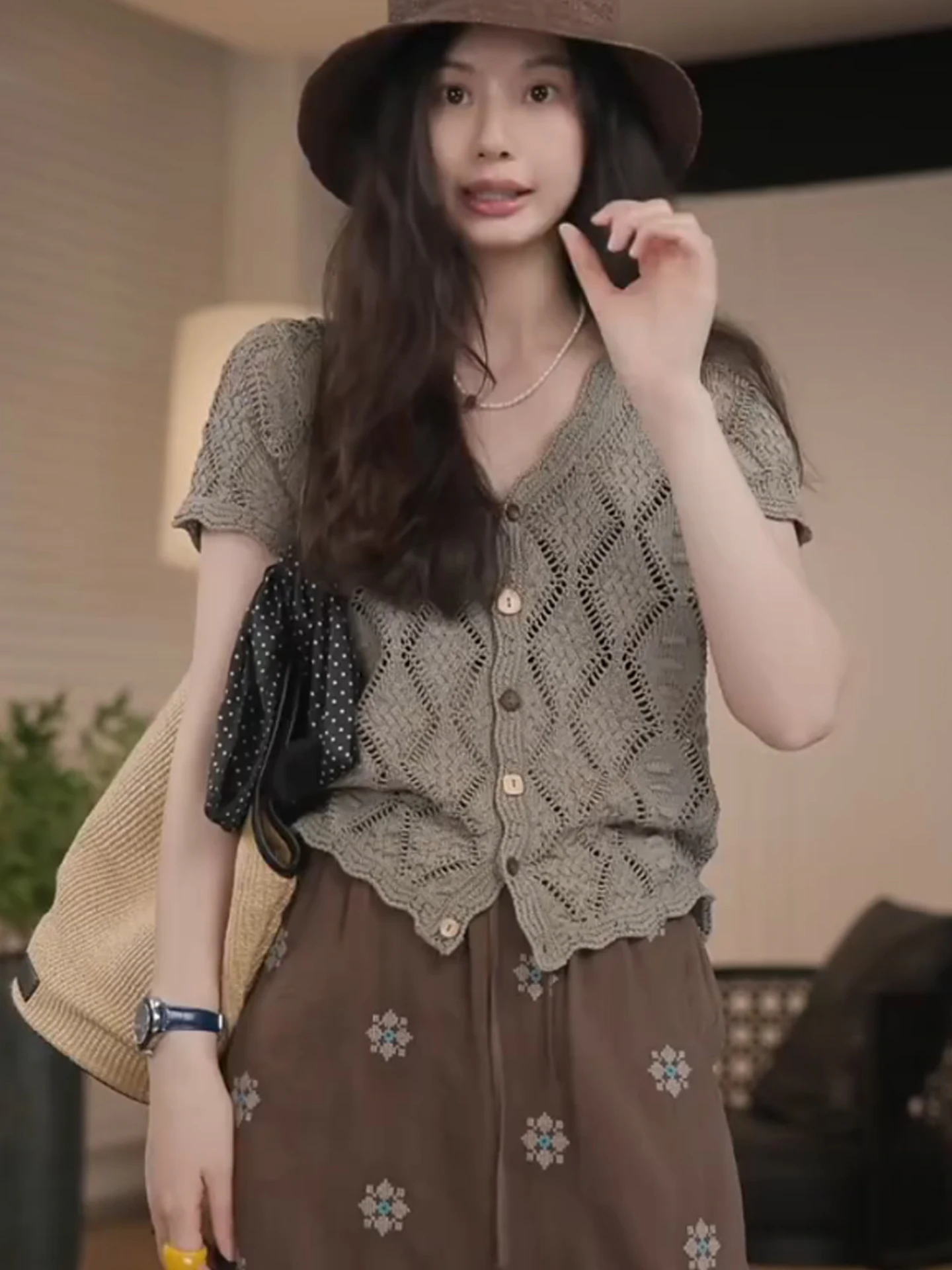 

Retro Commuter Diamond Hollow Knitted Top Women's Faionable Sunade irt ort Sve V-Ne Button-Up Breathable Regular...