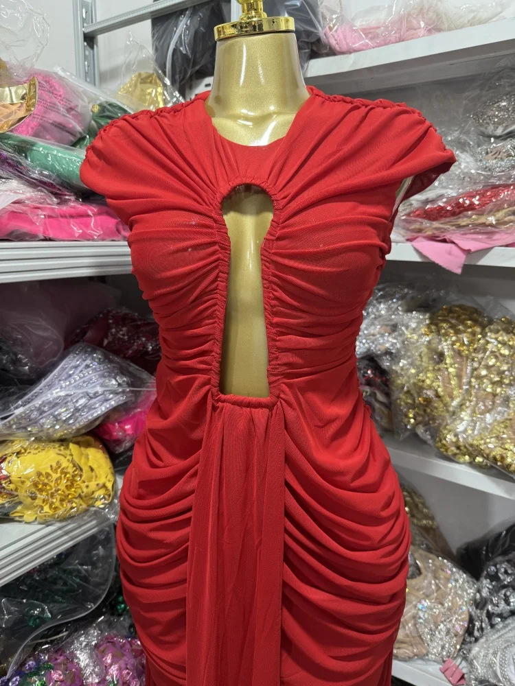 セクシーな赤と黒のオプションプリーツ装飾、胸元カットアウトのフィットロングドレス、ディナーパーティー向けレディースドレス、新入荷