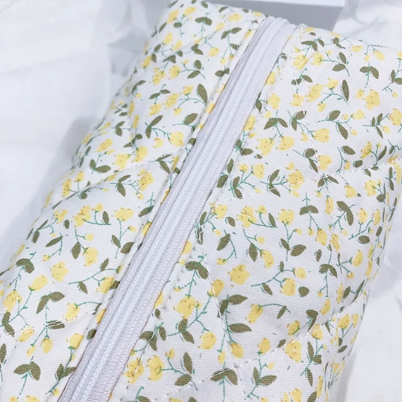 حقيبة مكياج مبطنة بالزهور منتفخة، منظم مستحضرات التجميل ذو سعة كبيرة مع حقيبة تخزين للسفر بسحاب للنساء والفتيات