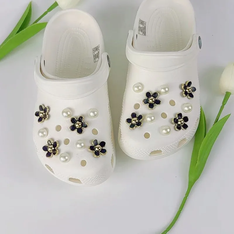 18 قطعة مجموعة سحر الأحذية الموضة اكسسوارات ثقب إبزيم حذاء أسود أبيض وردي زهرة اللؤلؤ لتقوم بها بنفسك ثلاثية الأبعاد الأحذية زينة لحقيبة Bogg