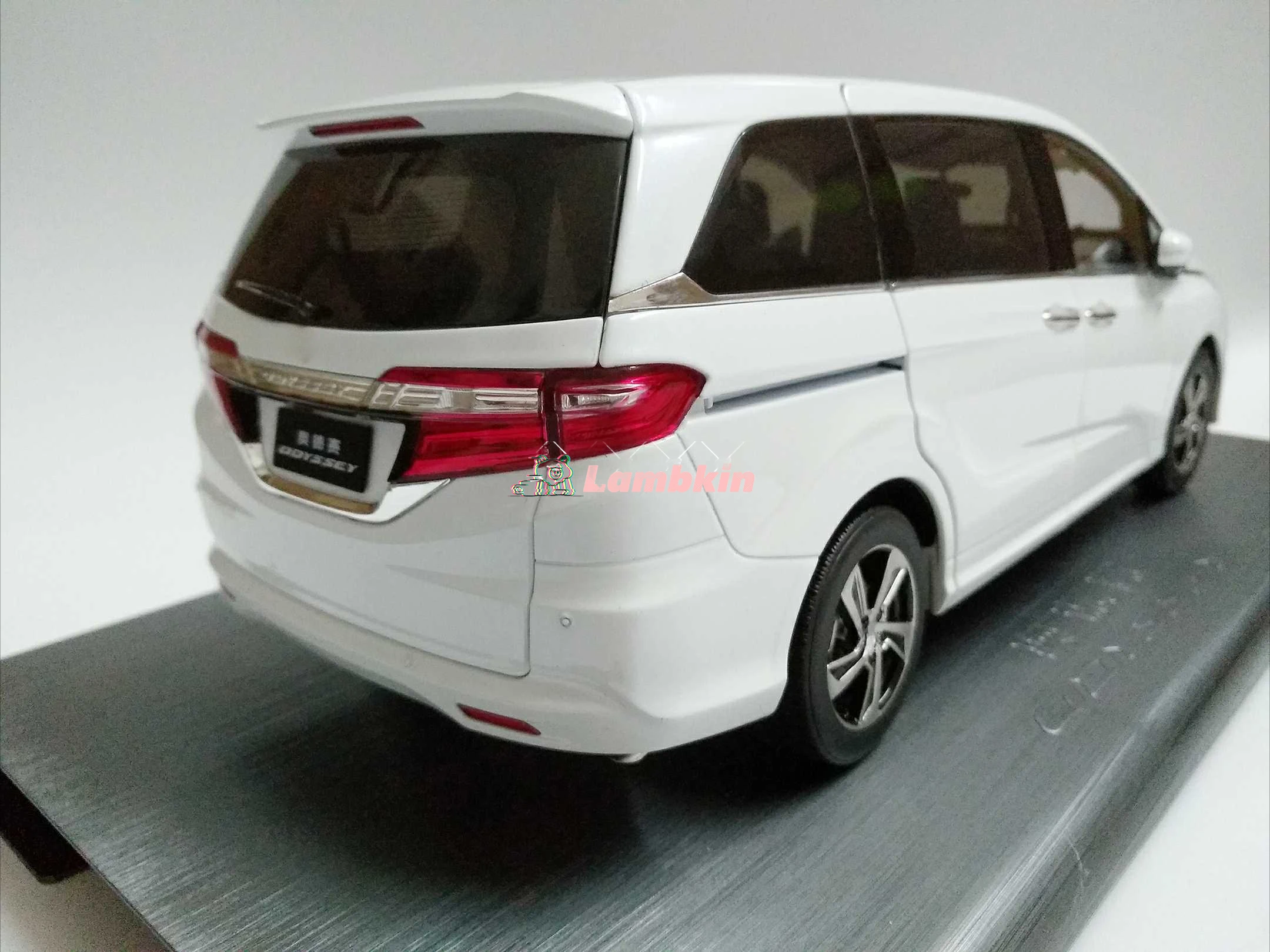 Original 1:18 The H-Brand ODYSSEY White 2015 New Alloy Car Model Gift Birthday Collection Ornament