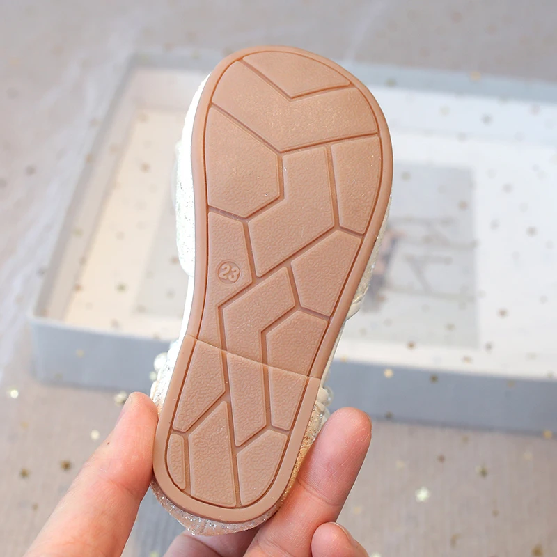 صنادل الفتيات 2025 صيف جديد موضة Bowknot جولة تو أحذية الأميرة للأطفال حفلة مسطحة القاع لينة أسفل أحذية الأطفال