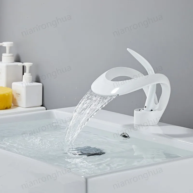 

White Silver Kitchen Bathroom Faucet Brush Two Function Gun Grey Handle Pull Out Mixer Hot and Cold Water Taps Deck Faucet