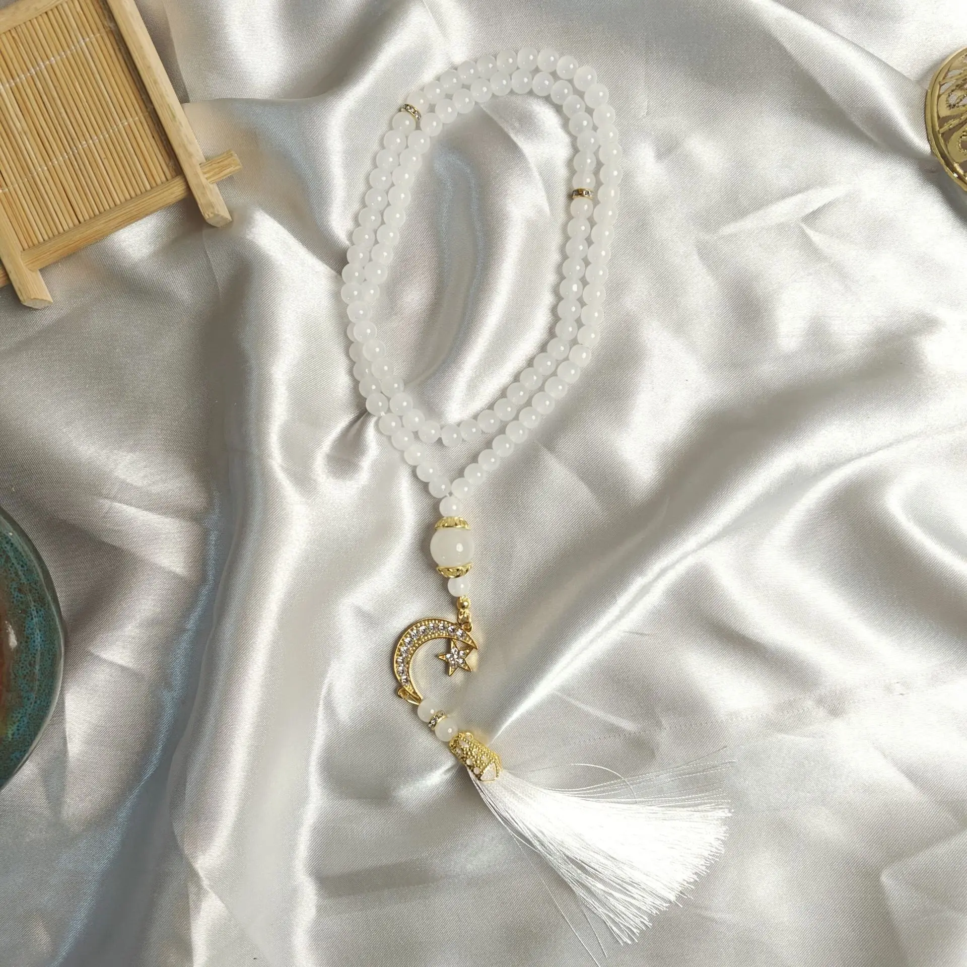 Bracelet chapelet pendentif lune et étoile, 99 perles vibrantes, avec pompon, cadeau religieux, collier élégant en perles de verre pour la prière musulmane et l'Aïd