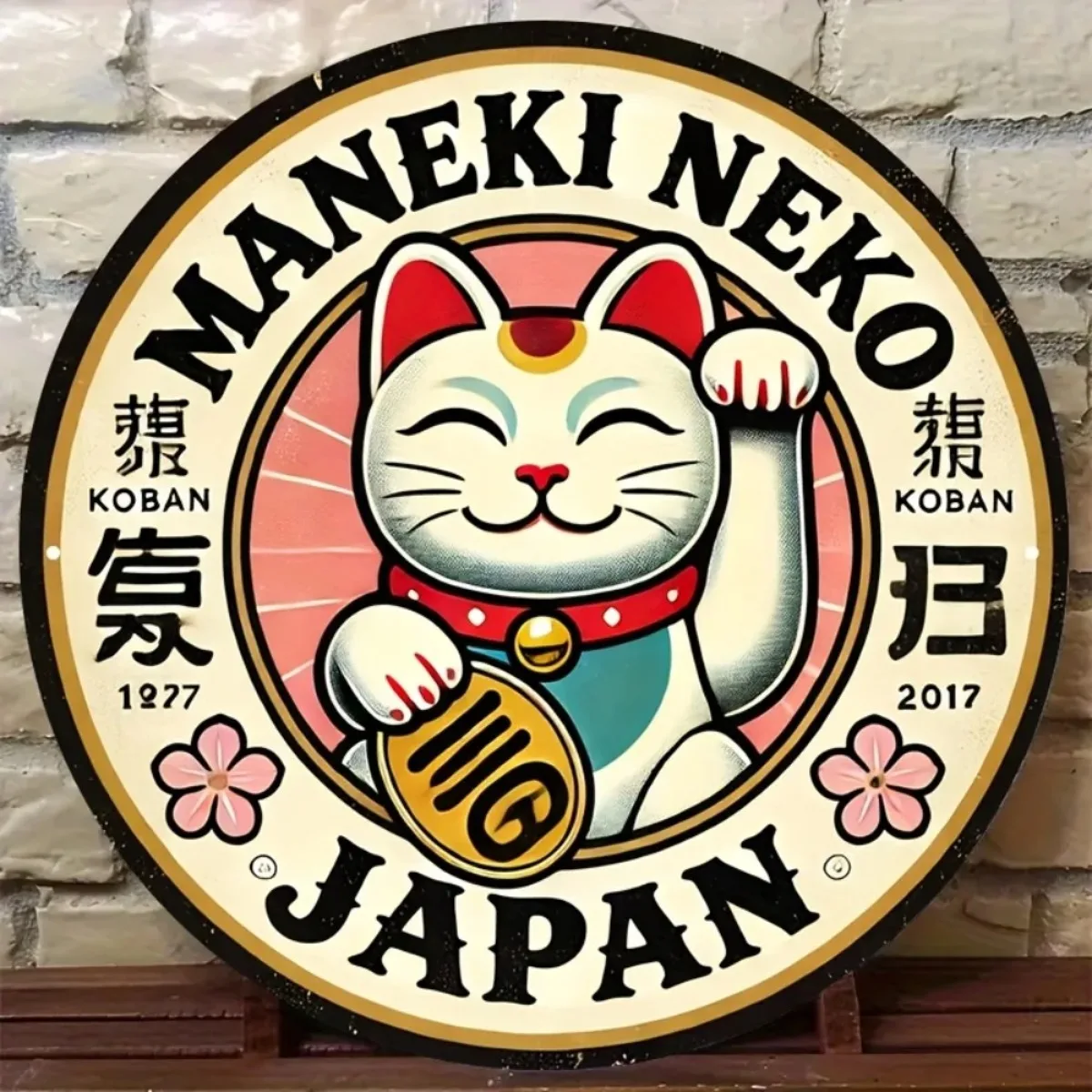 Letrero de aluminio Maneki Neko con dije japonés retro: arte de pared redondo de gato de la suerte para el hogar y la oficina