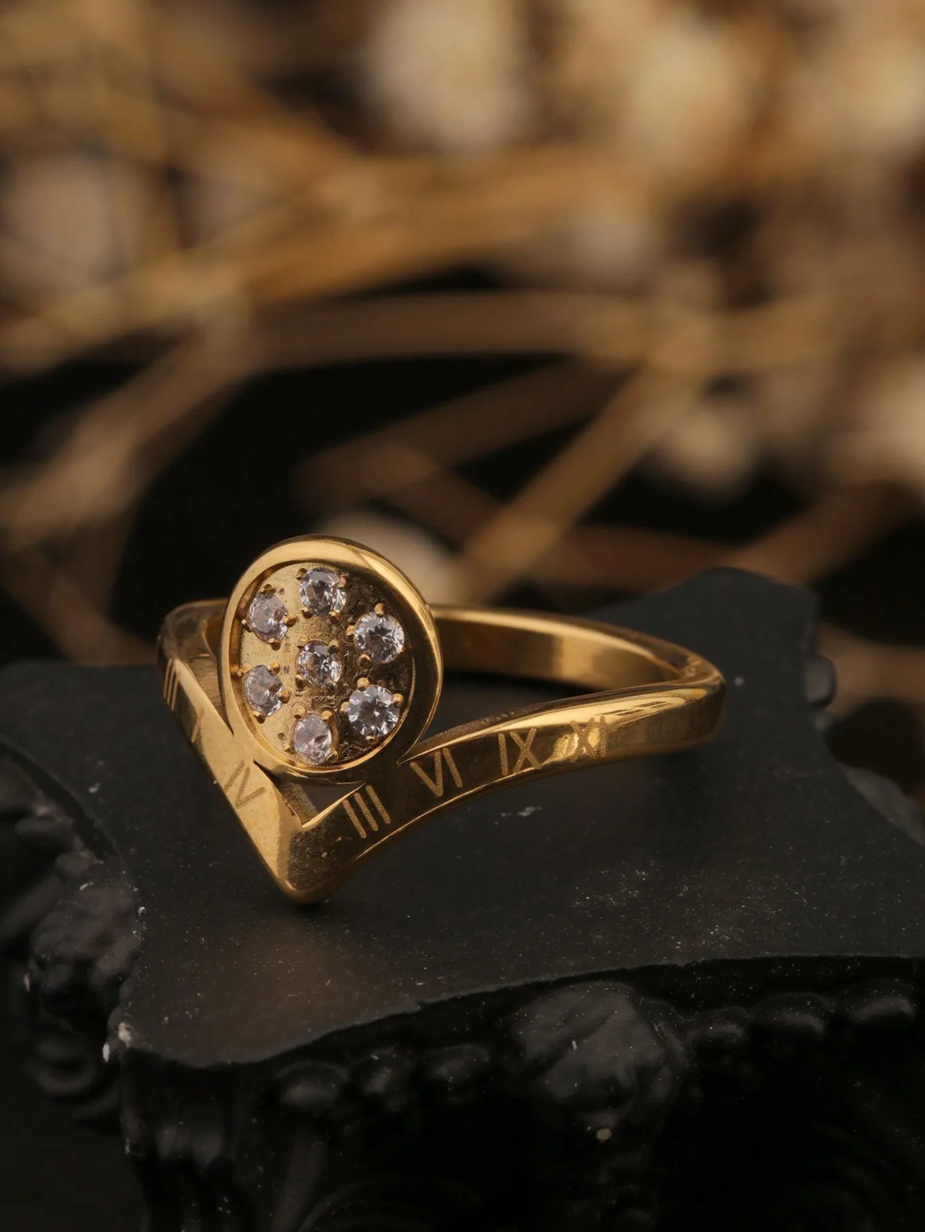 1 Piece V-Shaped Ring with Circular Inlay of 7 Artificial Zircon Stones, 18K Gold-Plated Stainless Steel Letter Ring for Women, Light Luxury, Versatile, Exquisite and Trendy, Suitable for Women's Daily Wear, Gift for Mom or Wife, Social Gift-Giving