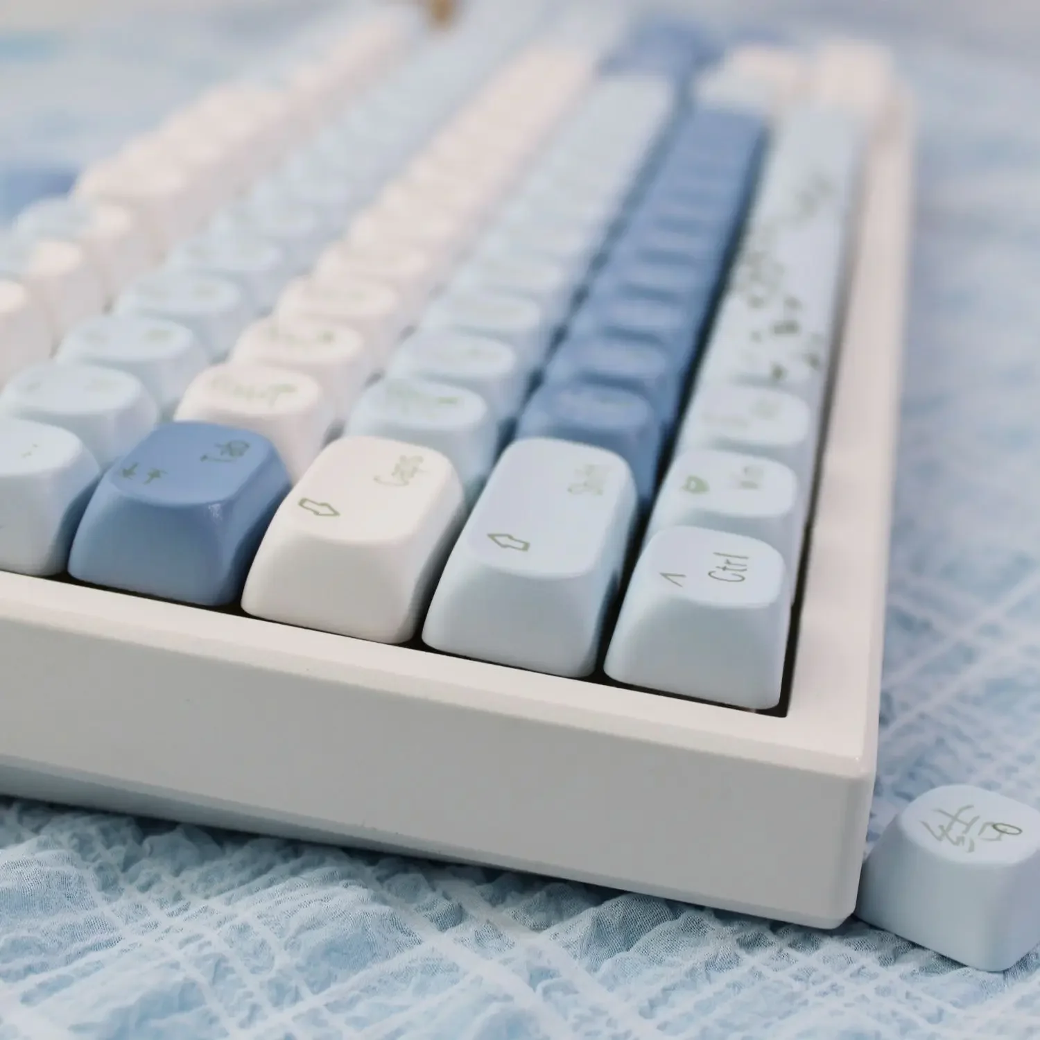Qixi Festival Qiqiao, Valentine's Day Blue Keyboard PBT Material Transparent SOA QX3 Round Keycap