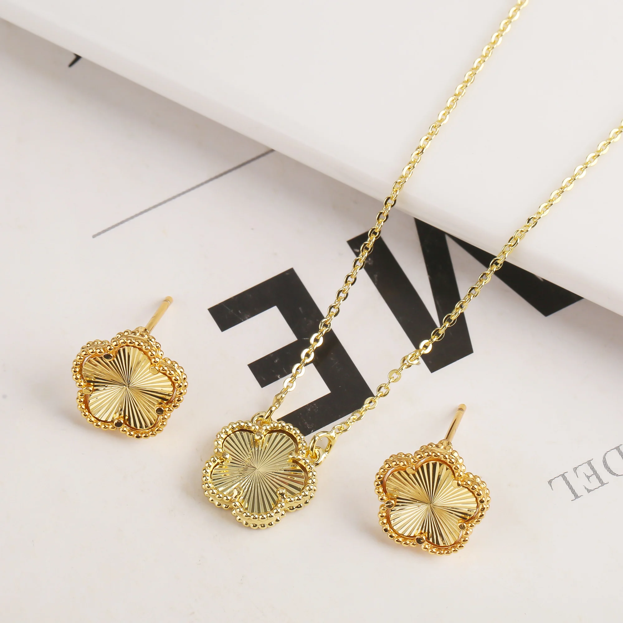 2PC Shell New Design Stone Plant Five Leaf Flower Plum Blossom Pendant Necklace Earring Set Women\'s Gold Plated Cute Clover