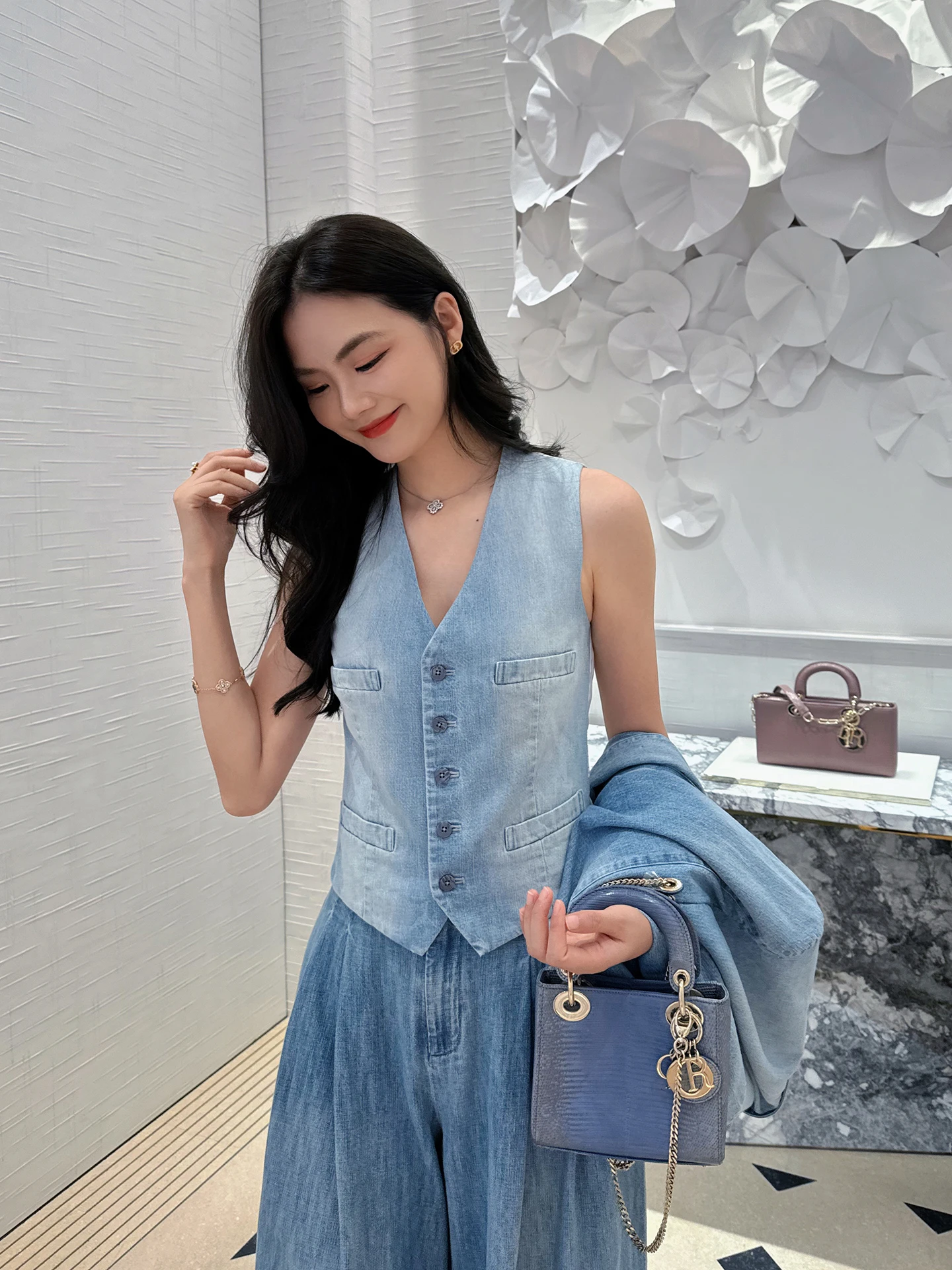 

Элегантный синий джинсовый комплект из трех предметов: куртка и жилет для женщин, летняя мода, премиальный стиль, длинный рукав, на пуговицах, повседневный наряд.