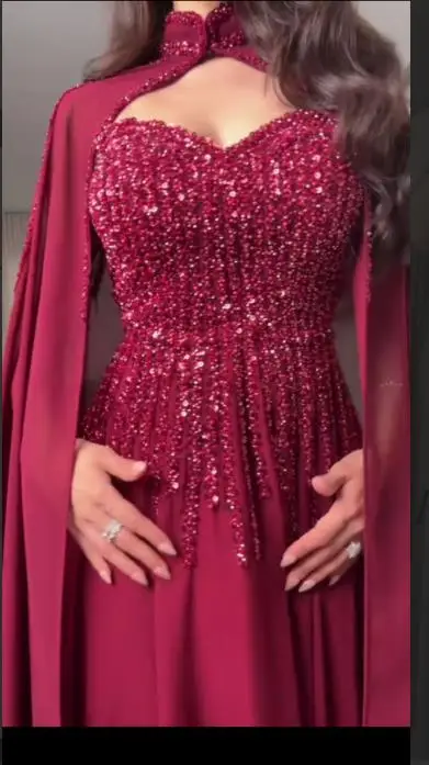 ชุดราตรีทรงเอไลน์แบบมีผ้าคลุมประดับลูกปัดสำหรับงานแต่งงาน ดีไซน์คอวี  แบบสั่งตัดพิเศษ