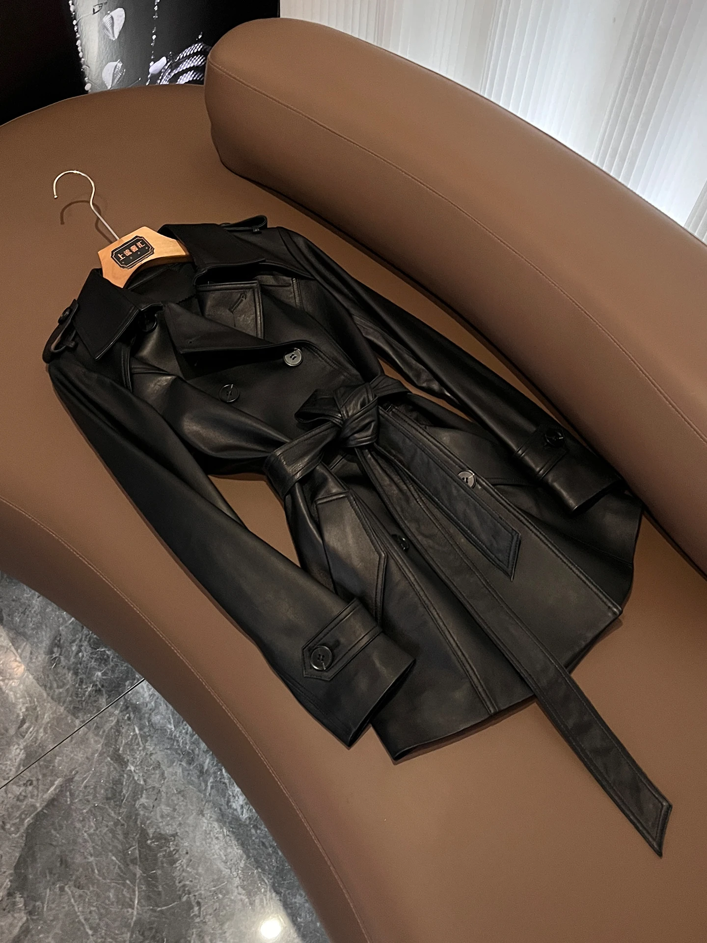 

Женское двубортное пальто средней длины из овчины Slim Fit P102: модный дизайн с утяжкой на талии, элегантная верхняя одежда