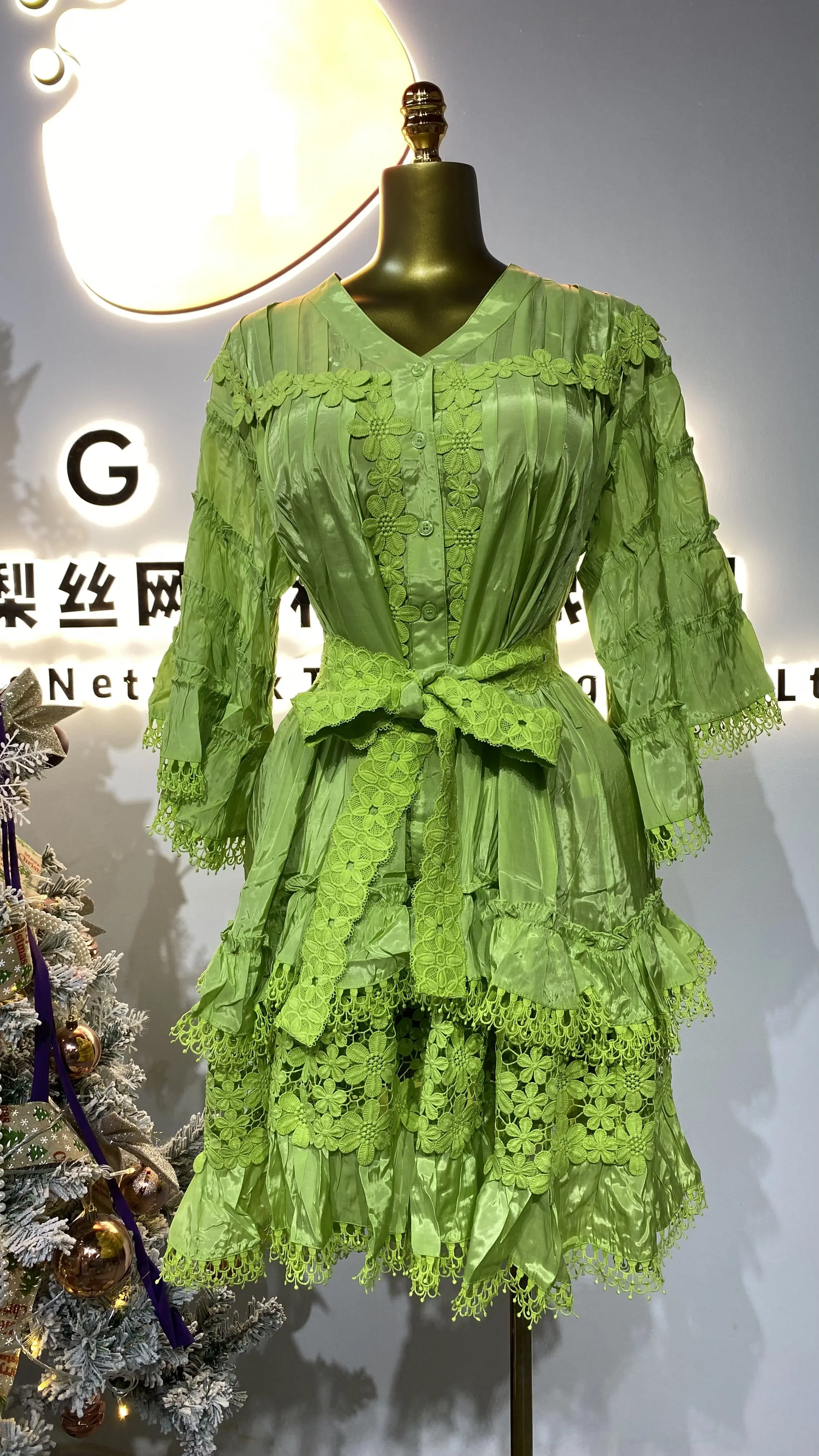 Senhoras do escritório bordado oco sólido vestido gola manga longa cintura alta cortar painel de renda vestido personalizado-GZMM156