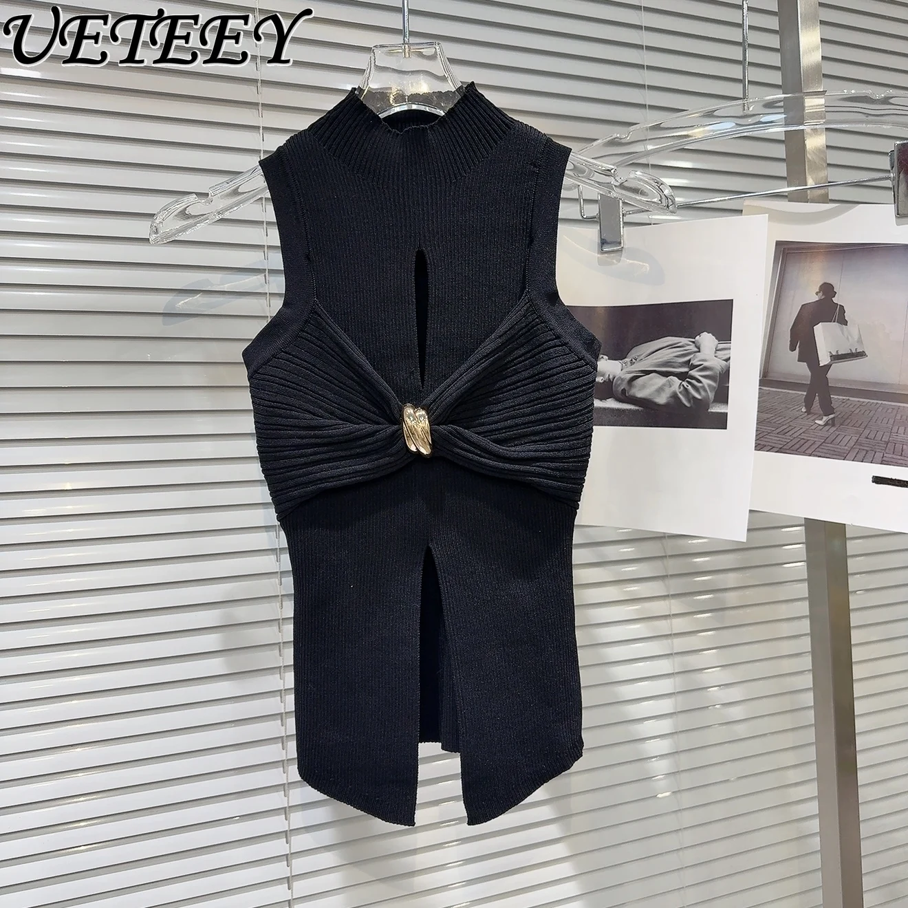 夏の新作、気品漂うセレブ風、メタルバックルデザインのノースリーブスタンドカラータンクトップ、スリムフィットニットベスト（レディース）