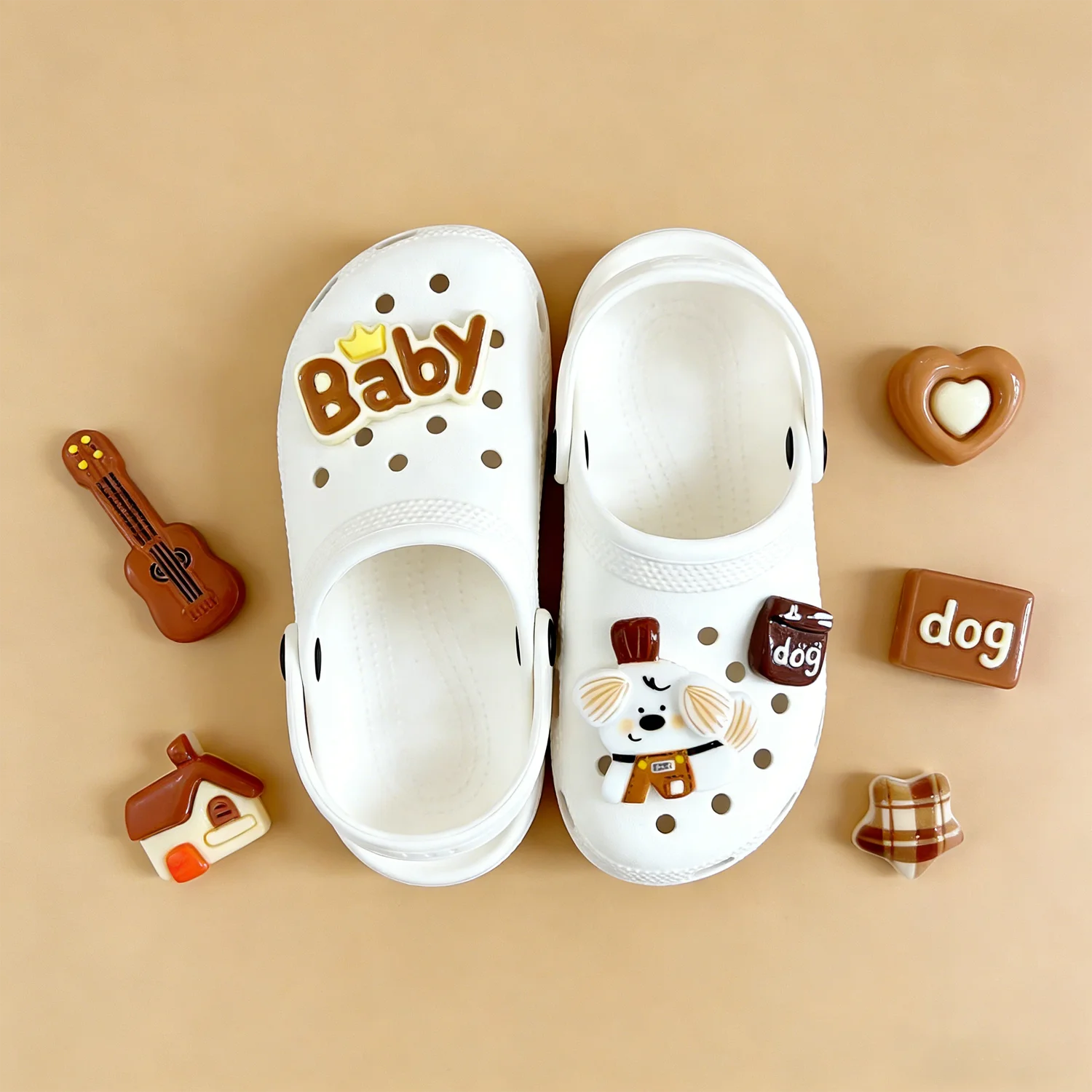 Niedliche braune Schuh-Charms: Cartoon-Hund, Gitarre, Baby-Buchstaben-Dekorationen für Crocs Clogs
