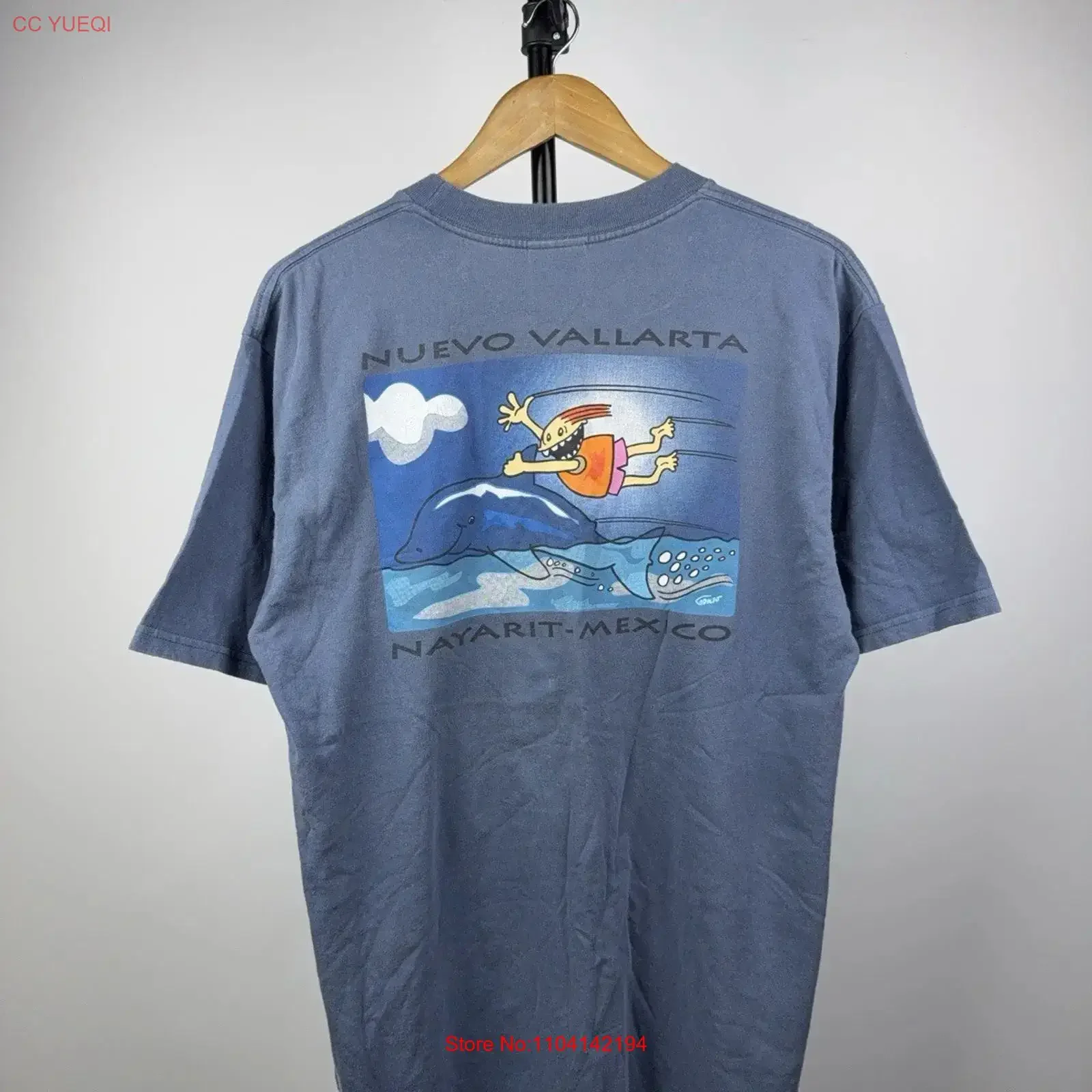 Camiseta VNTG de los 90 con diseño de delfín de Surf Nuevo Vallarta México, Yazbek, talla L para hombre, estilo vintage lavado, ropa urbana para uso diario, elegante.