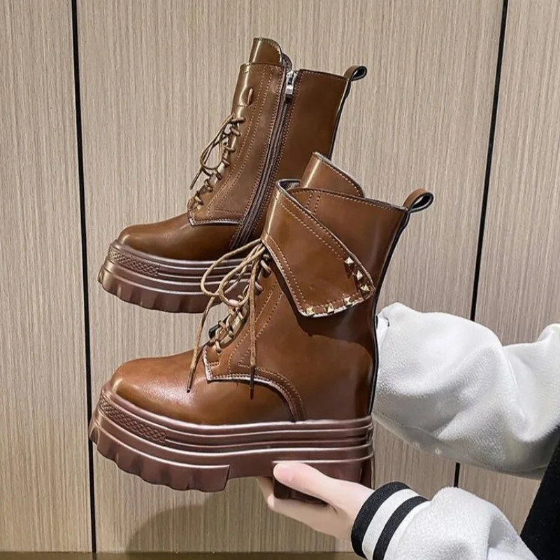 

Женские ботильоны из искусственной кожи, осенне-зимние кроссовки на каблуке 9 см, короткие ботинки с круглым носком, женские мотоциклетные ботинки на платформе с заклепками